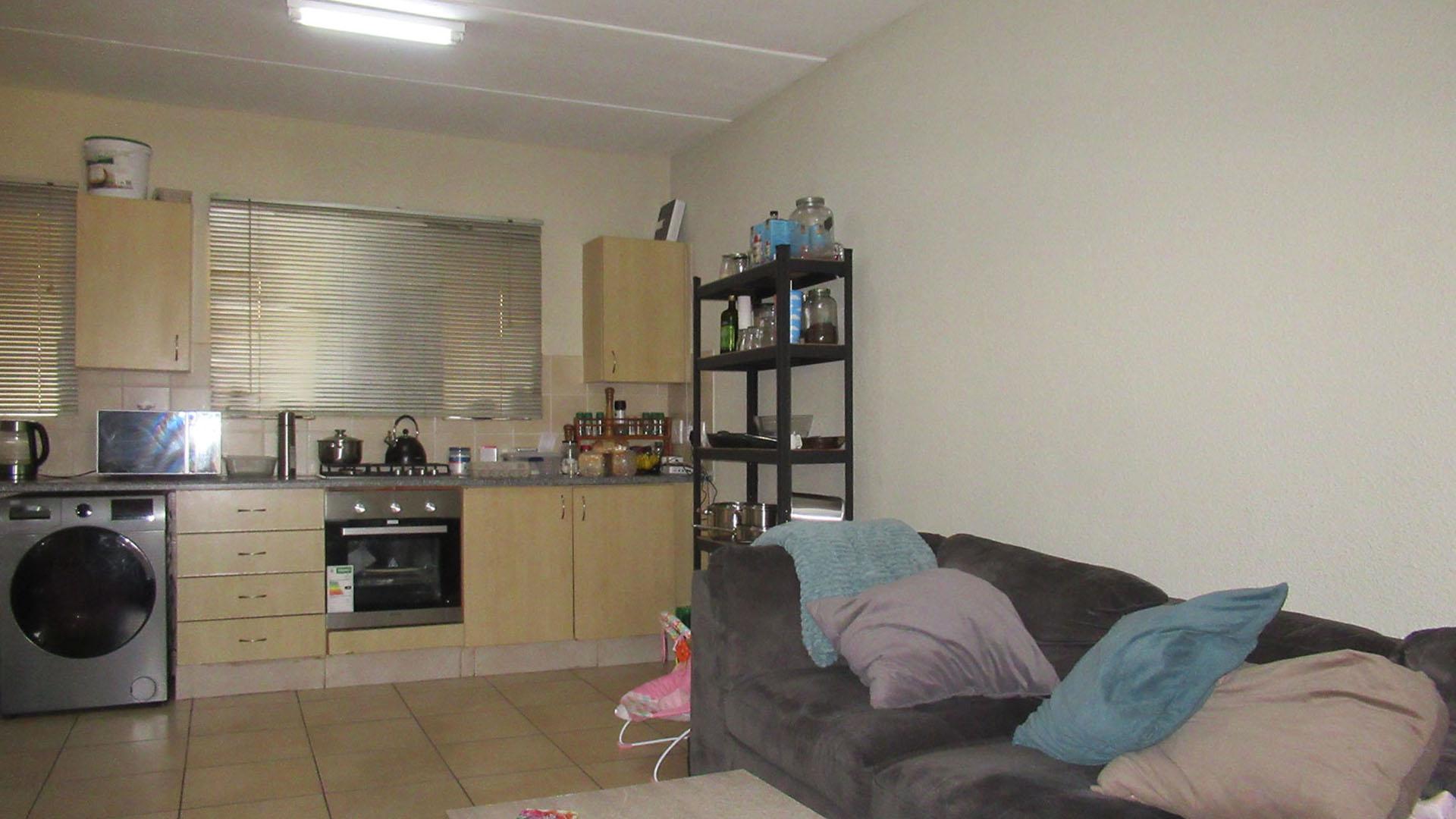 Lounges - 12 square meters of property in Laser Park