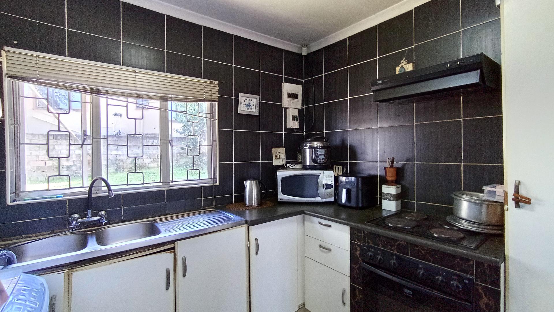 Kitchen - 11 square meters of property in Bayview