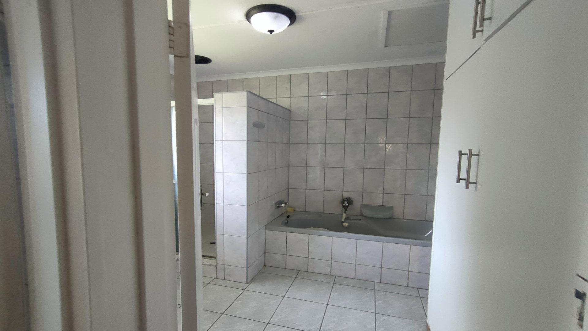 Bathroom 1 - 28 square meters of property in Amanzimtoti 