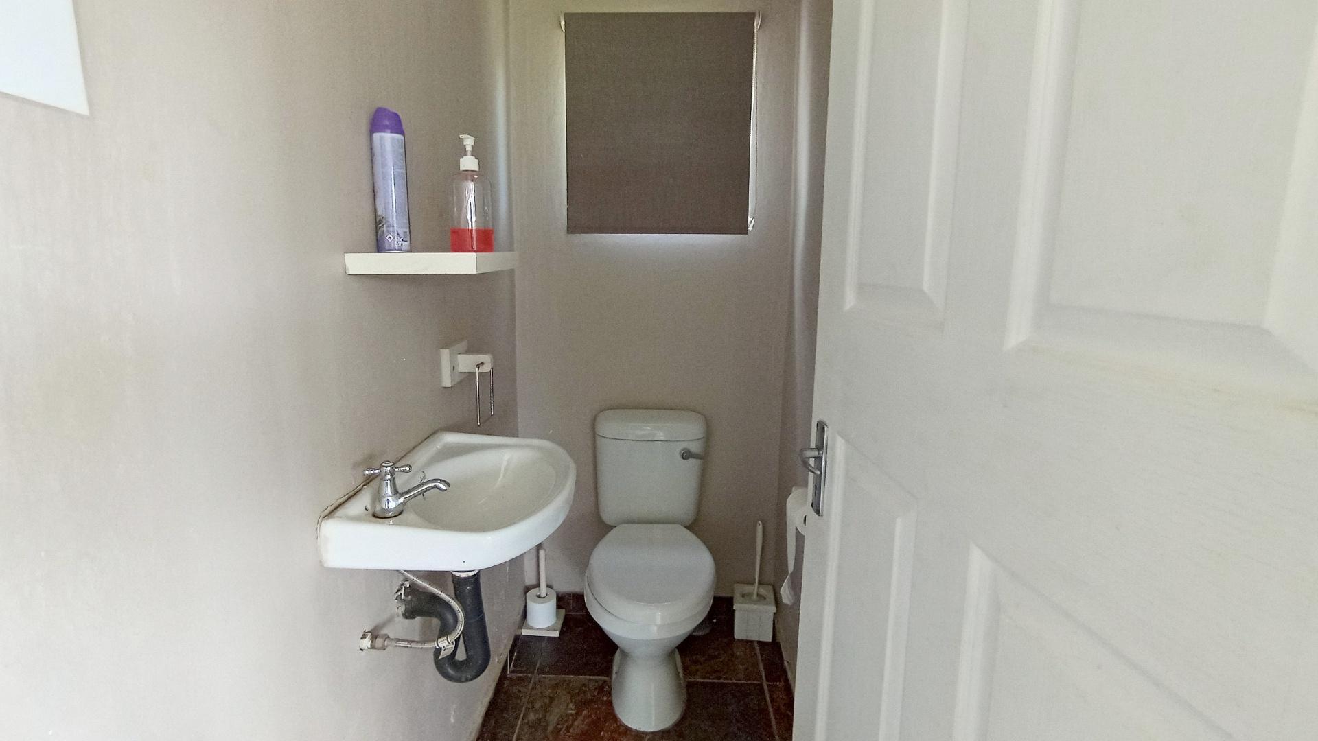 Guest Toilet - 4 square meters of property in Amanzimtoti 
