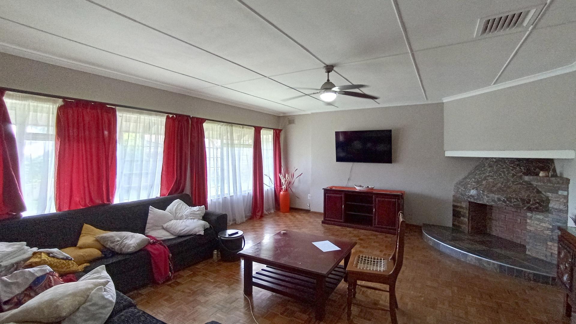 Lounges - 42 square meters of property in Amanzimtoti 