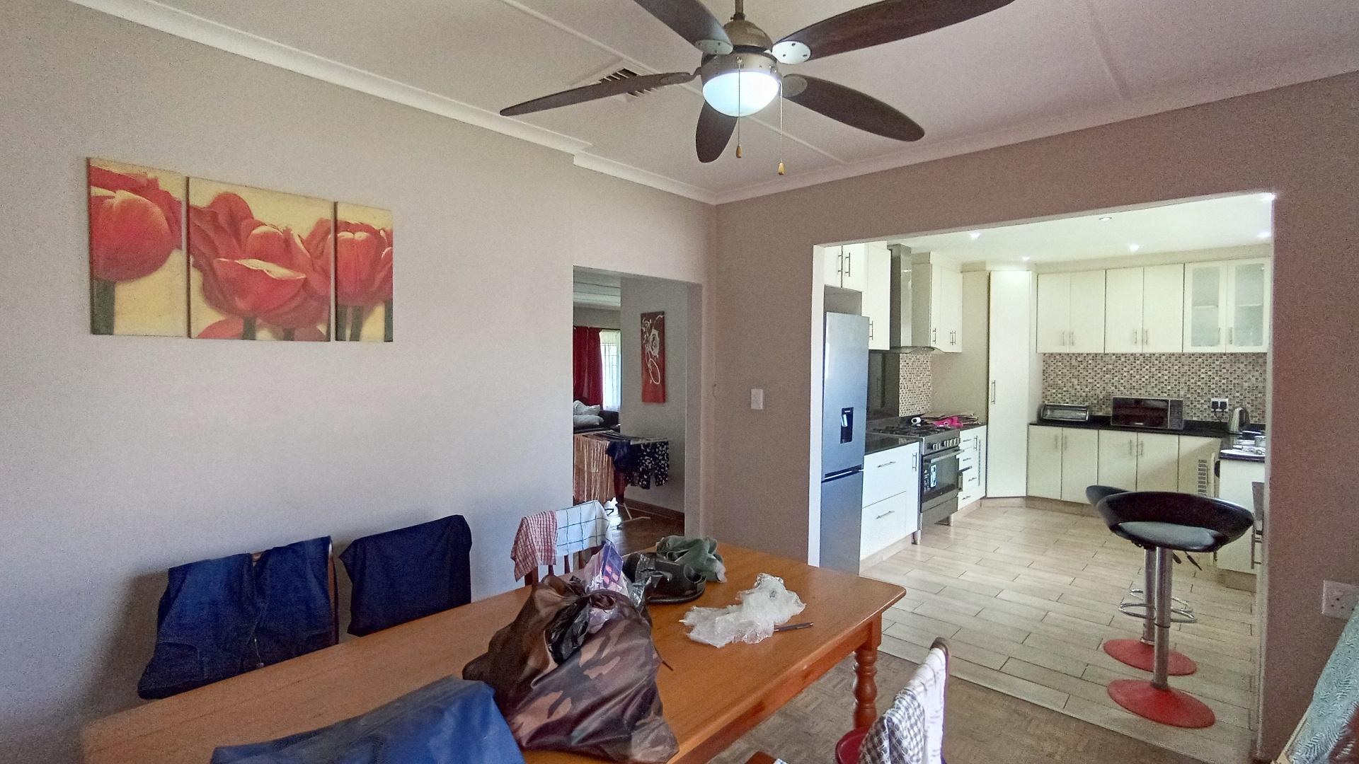 Dining Room - 16 square meters of property in Amanzimtoti 