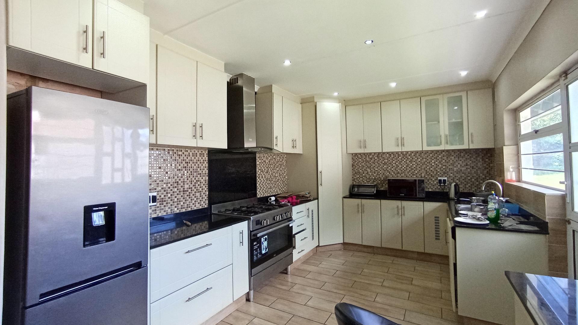 Kitchen - 36 square meters of property in Amanzimtoti 