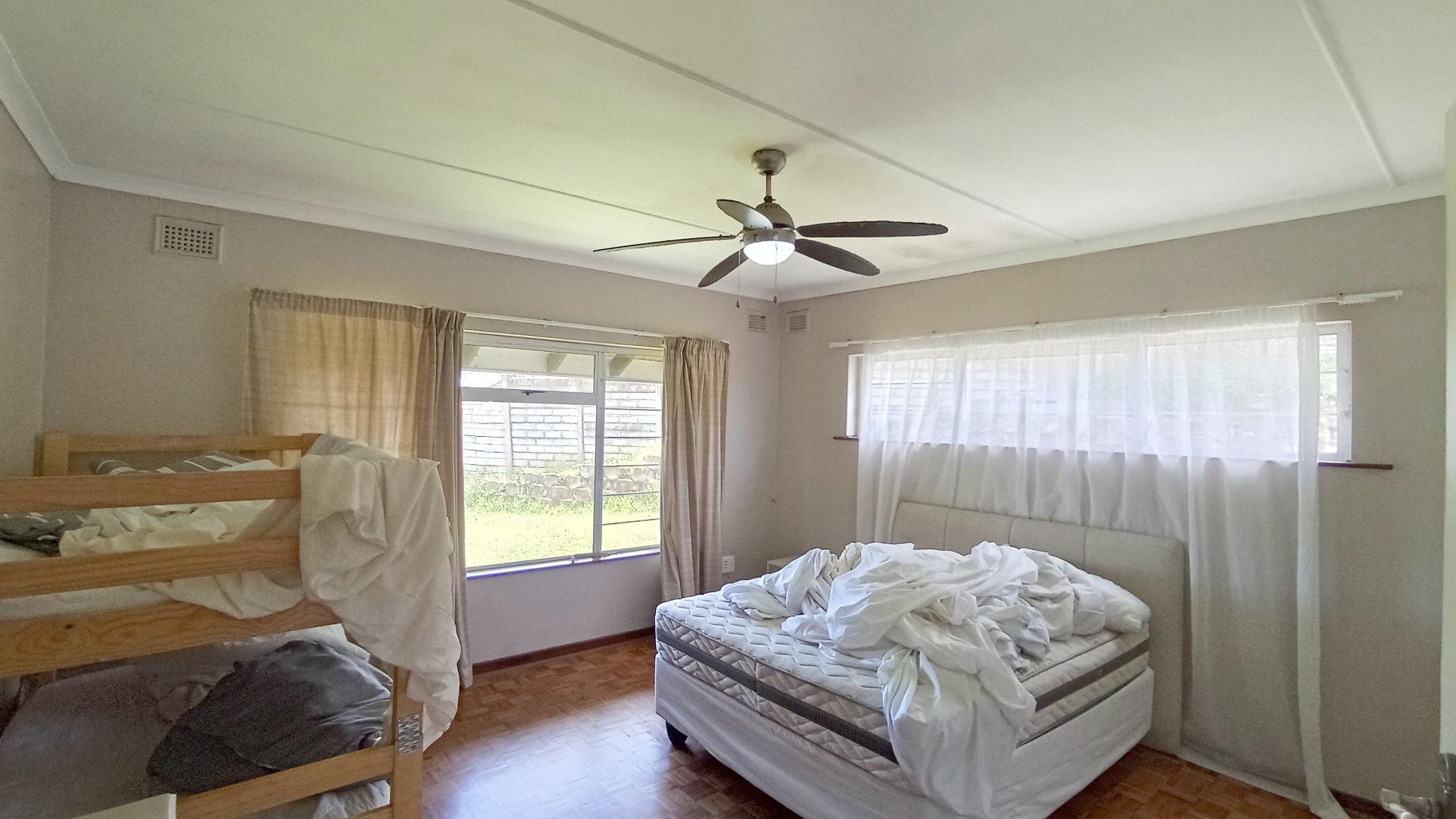 Bed Room 1 - 25 square meters of property in Amanzimtoti 