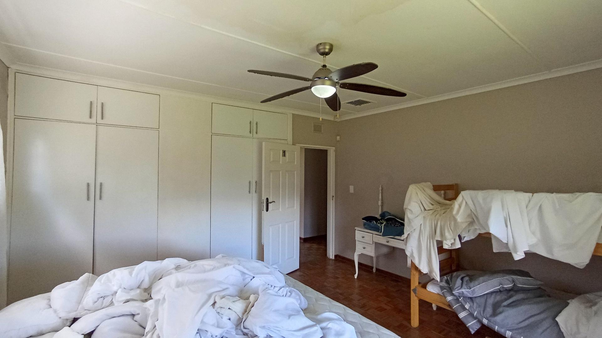 Bed Room 1 - 25 square meters of property in Amanzimtoti 