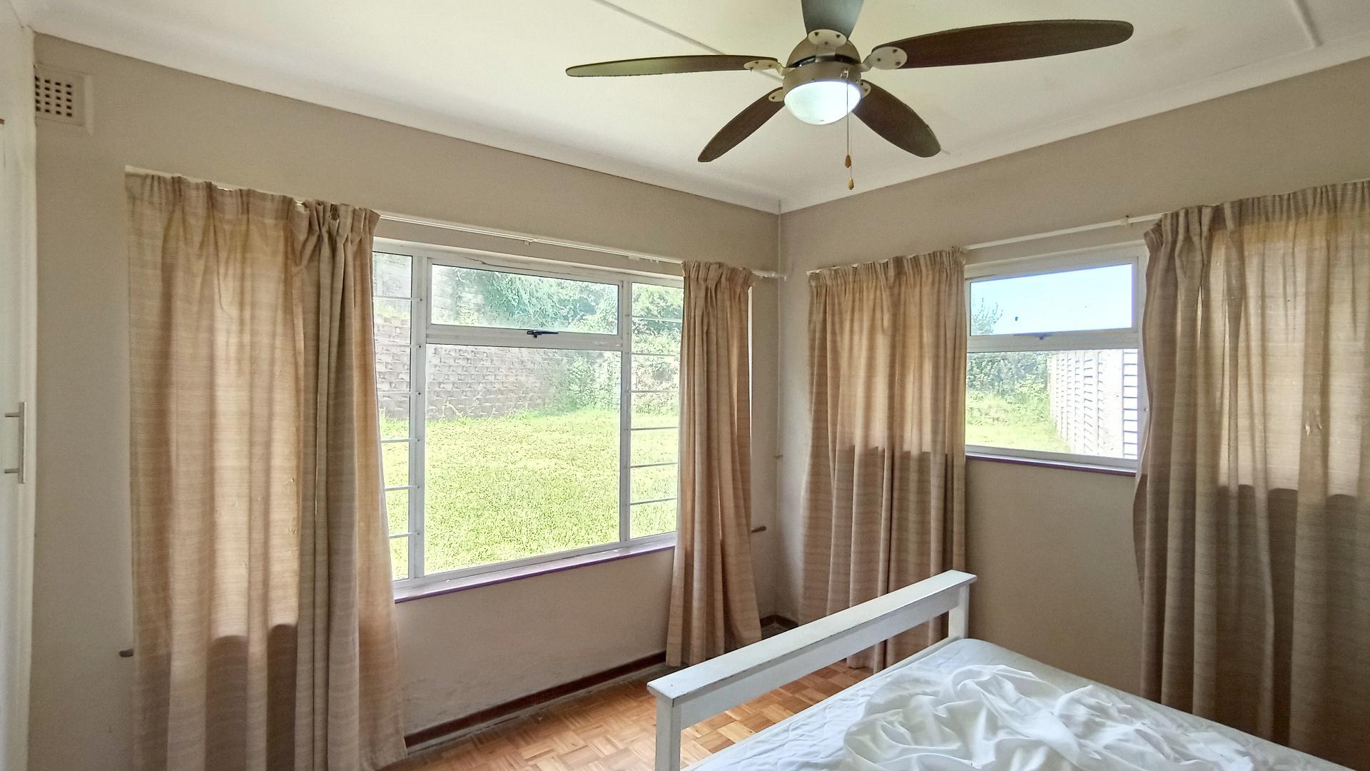 Bed Room 2 - 18 square meters of property in Amanzimtoti 