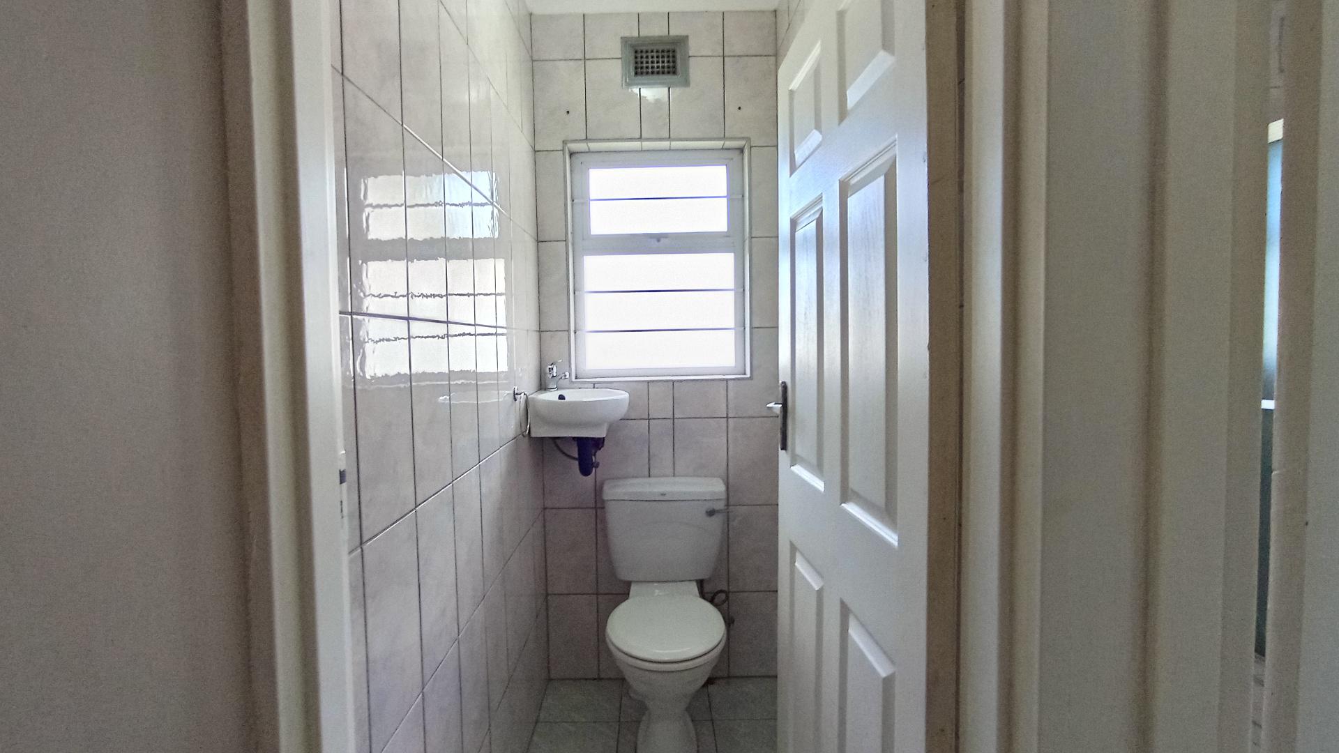 Guest Toilet - 4 square meters of property in Amanzimtoti 