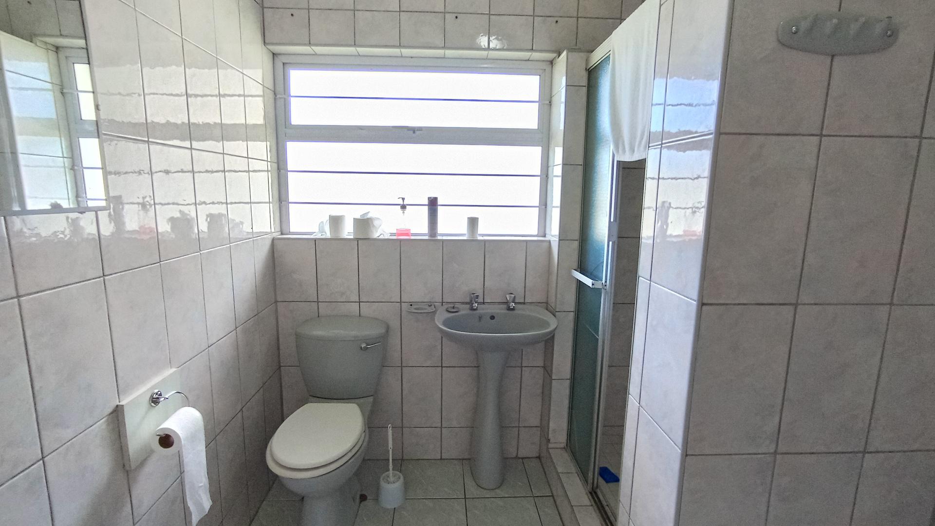 Bathroom 1 - 28 square meters of property in Amanzimtoti 