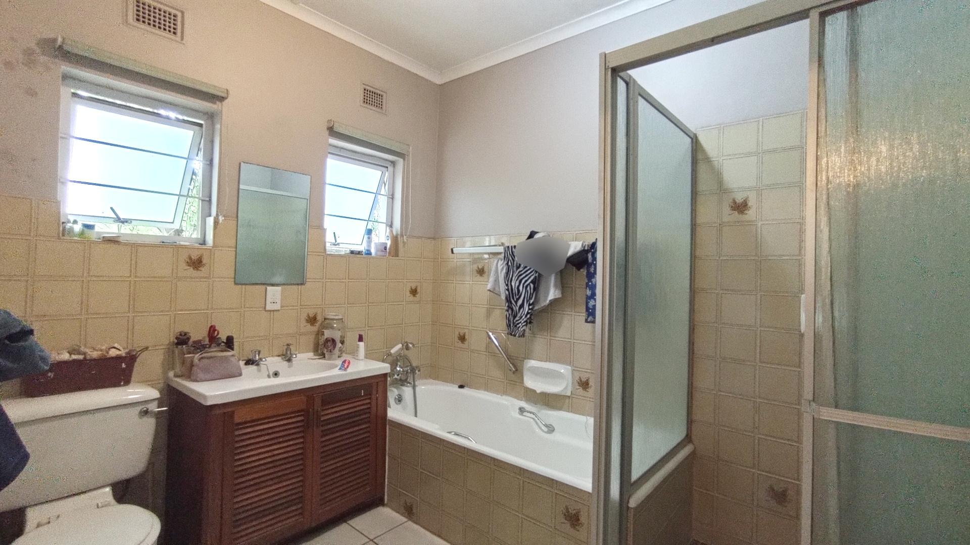 Bathroom 1 - 28 square meters of property in Amanzimtoti 