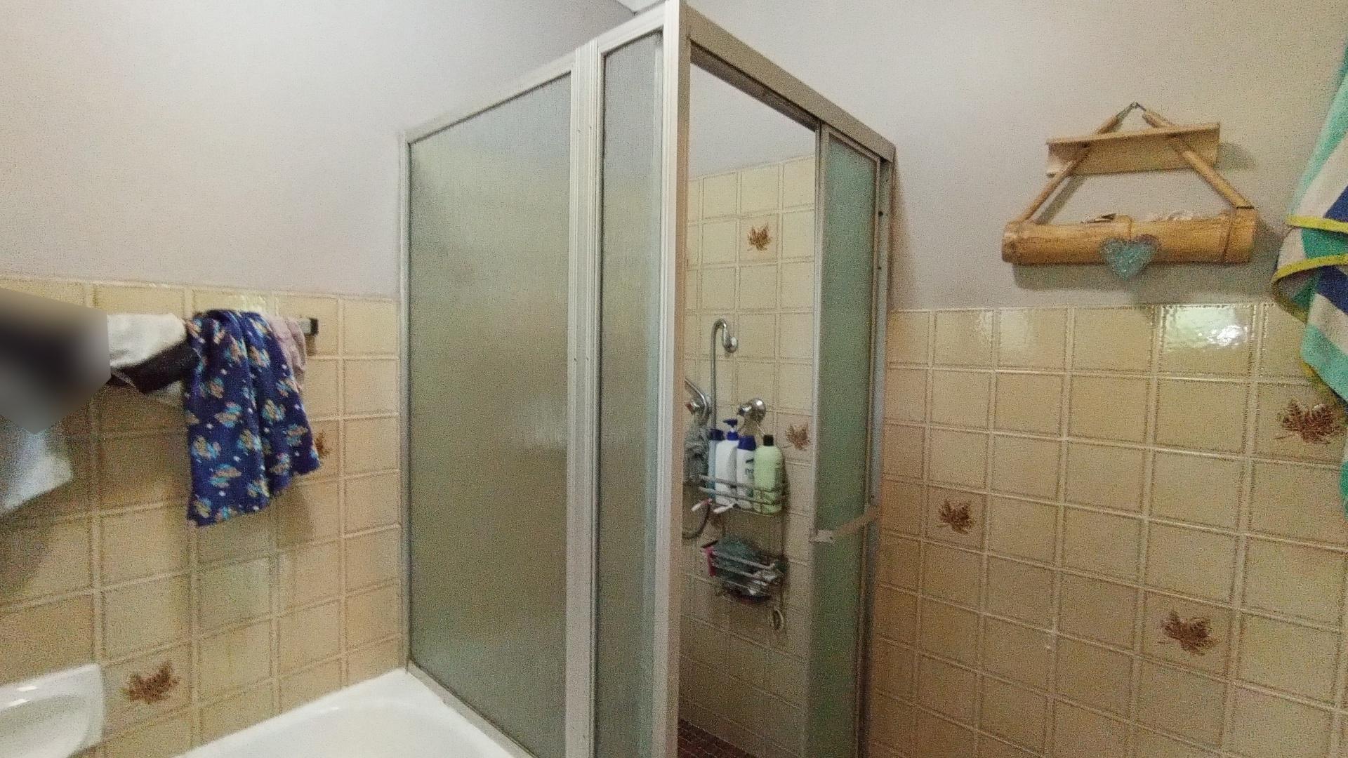 Bathroom 1 - 28 square meters of property in Amanzimtoti 