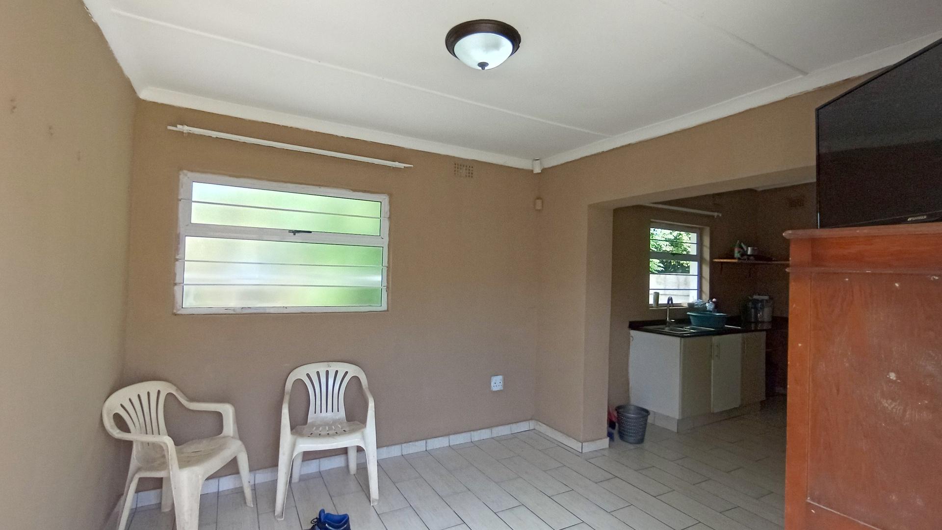 Flatlet - 71 square meters of property in Amanzimtoti 