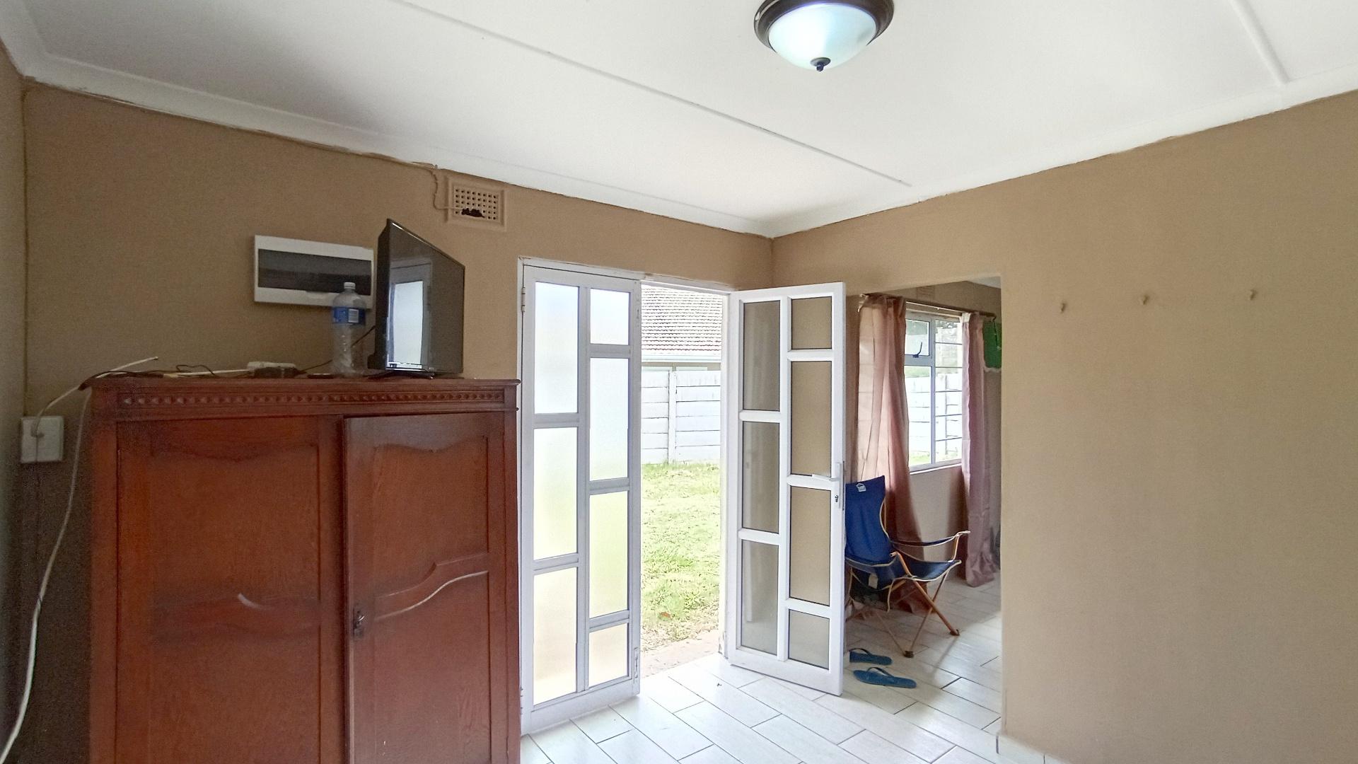 Flatlet - 71 square meters of property in Amanzimtoti 