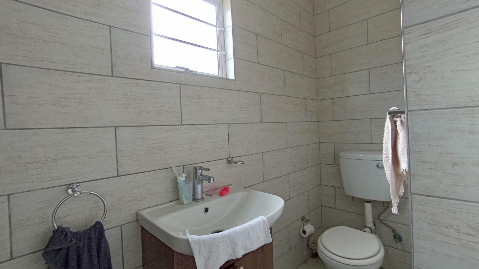 Bathroom 2 - 4 square meters of property in Amanzimtoti 