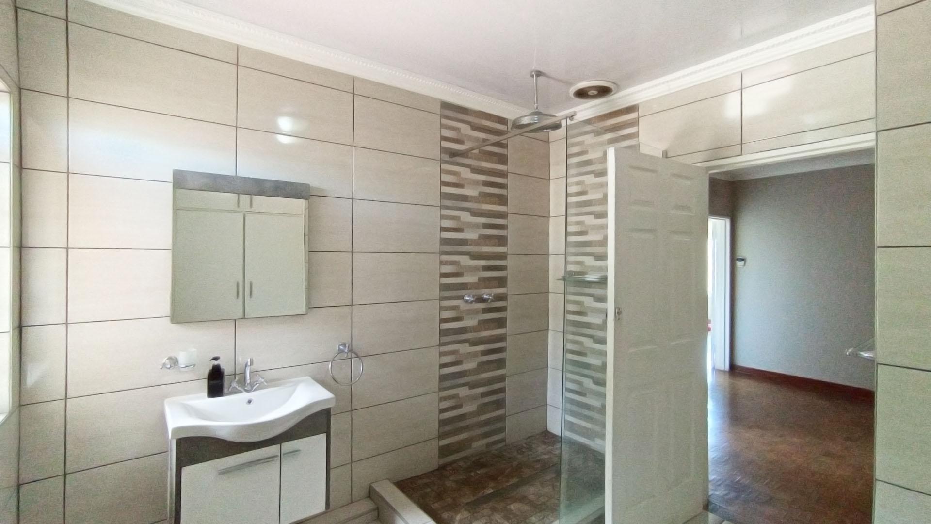Bathroom 2 - 4 square meters of property in Amanzimtoti 