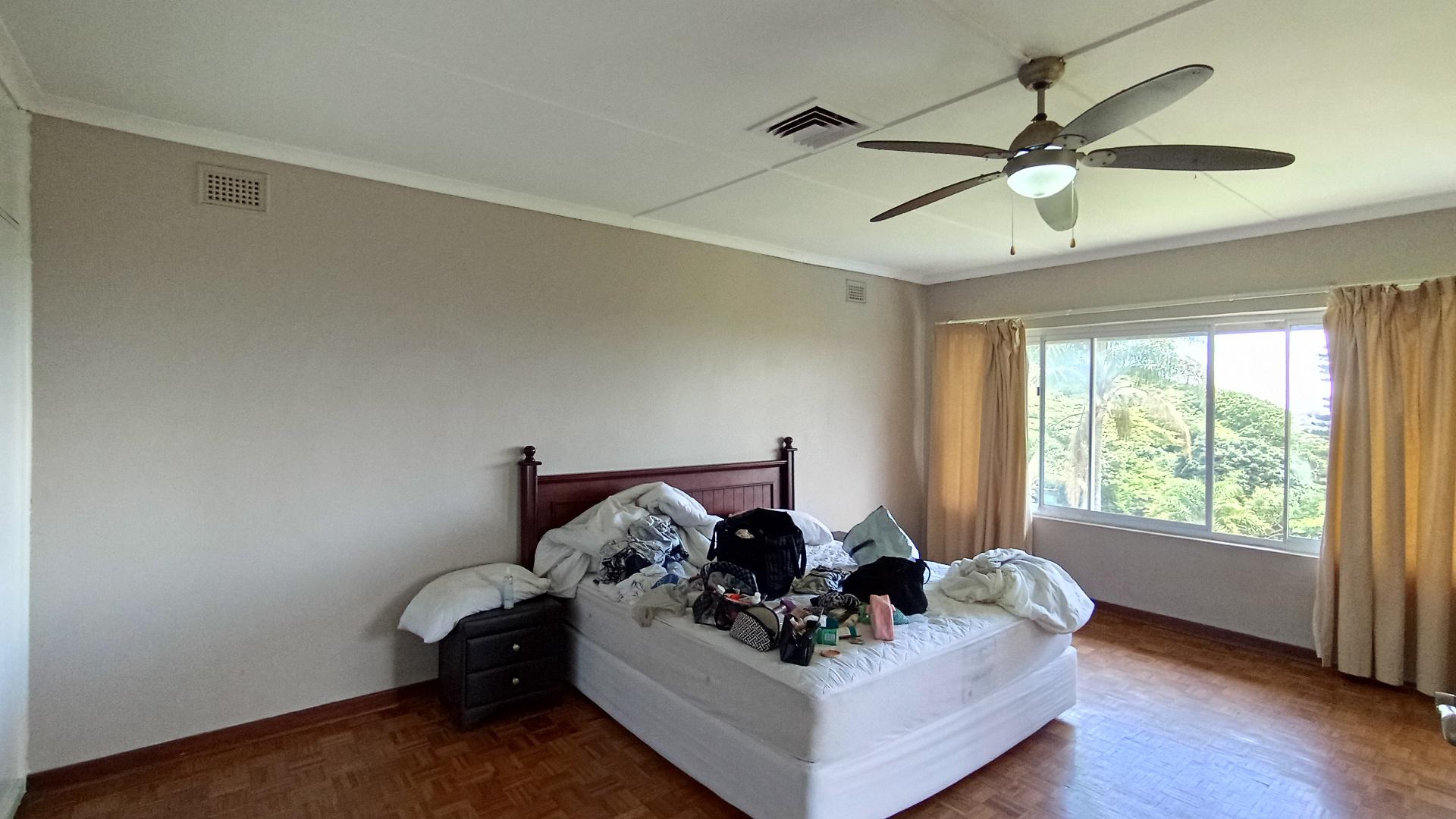 Main Bedroom - 33 square meters of property in Amanzimtoti 
