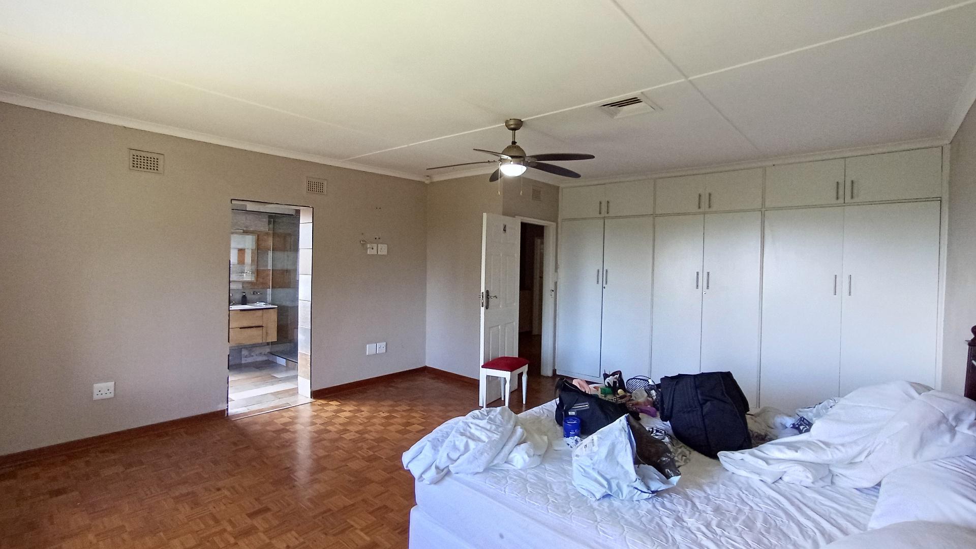 Main Bedroom - 33 square meters of property in Amanzimtoti 