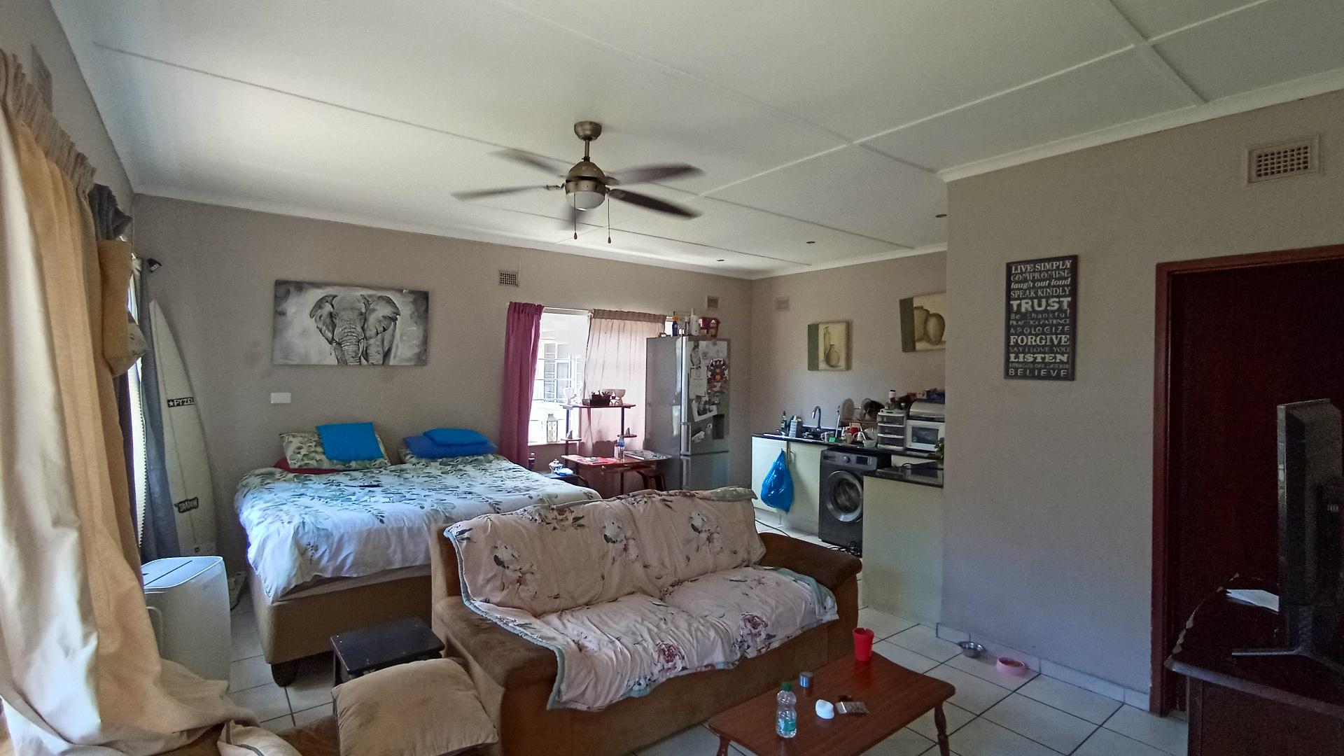 Flatlet - 71 square meters of property in Amanzimtoti 