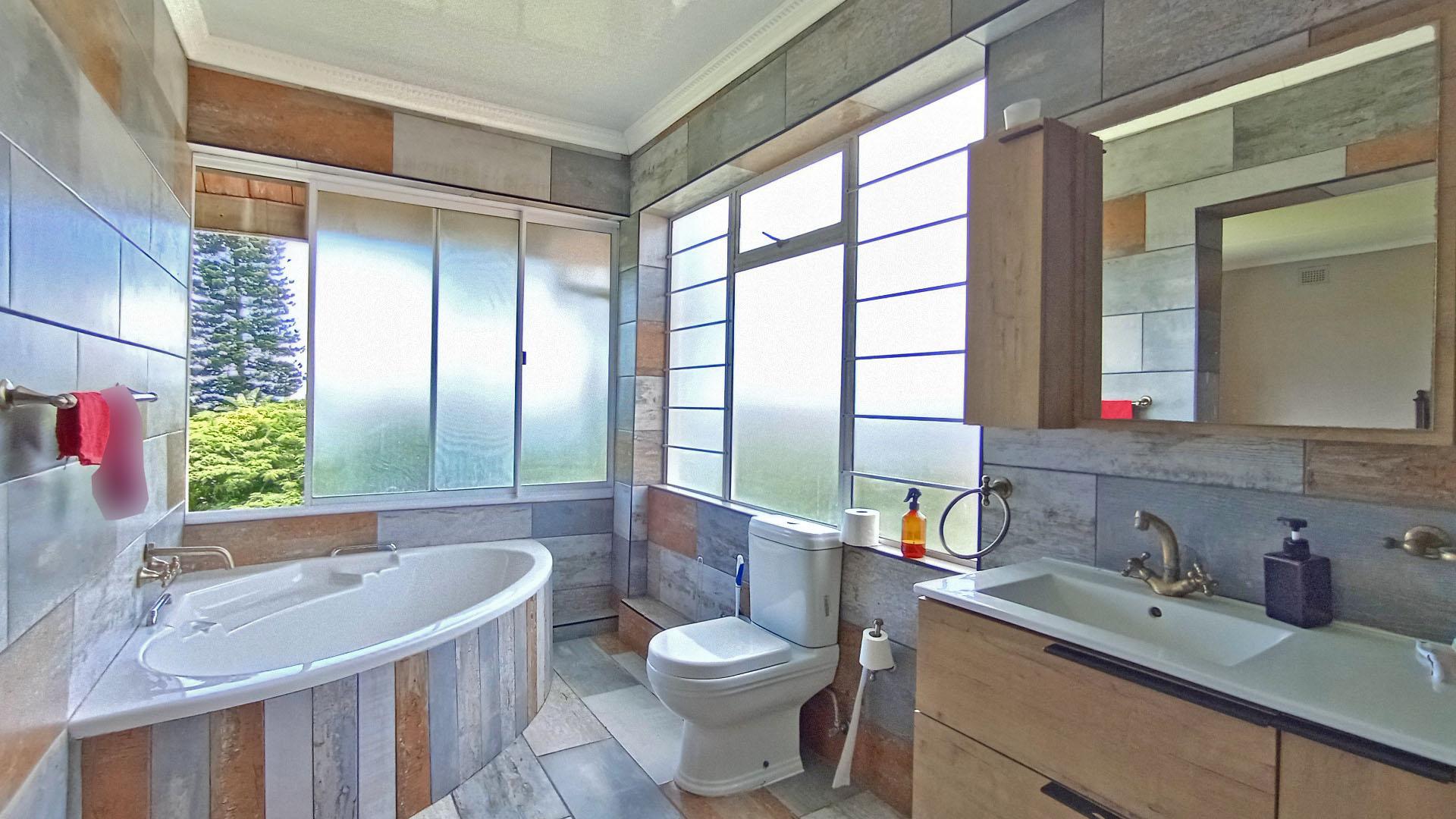 Main Bathroom - 11 square meters of property in Amanzimtoti 