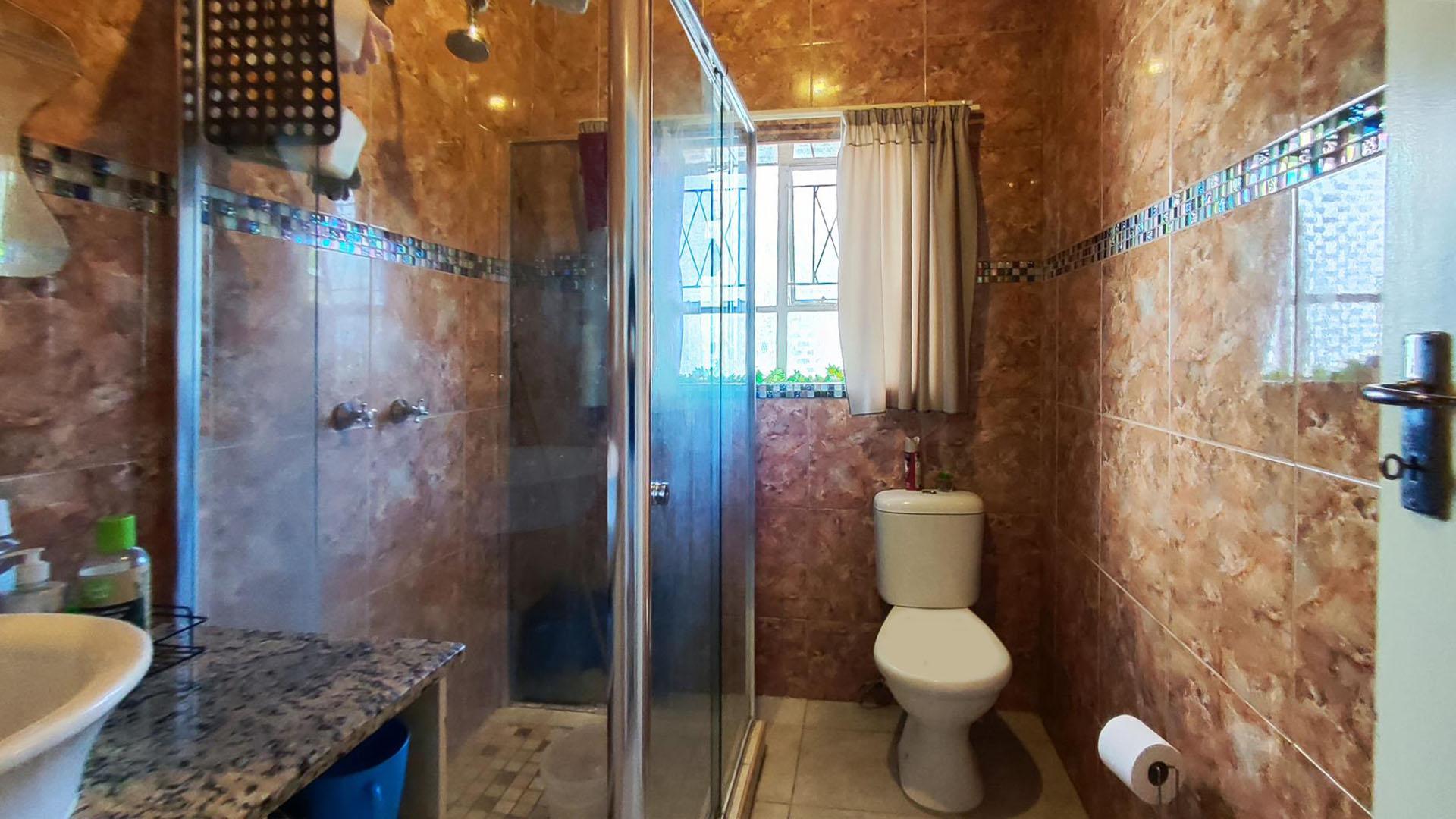 Bathroom 1 - 5 square meters of property in Benoni
