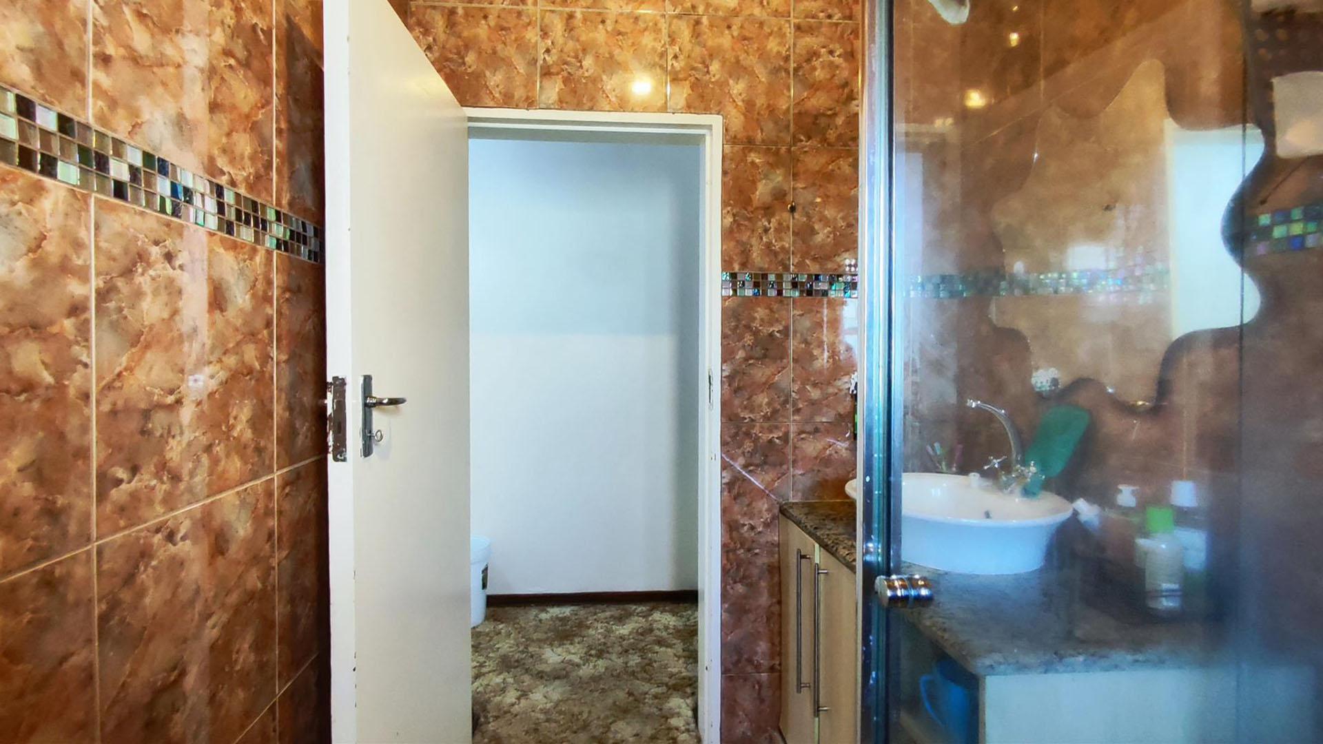 Bathroom 1 - 5 square meters of property in Benoni