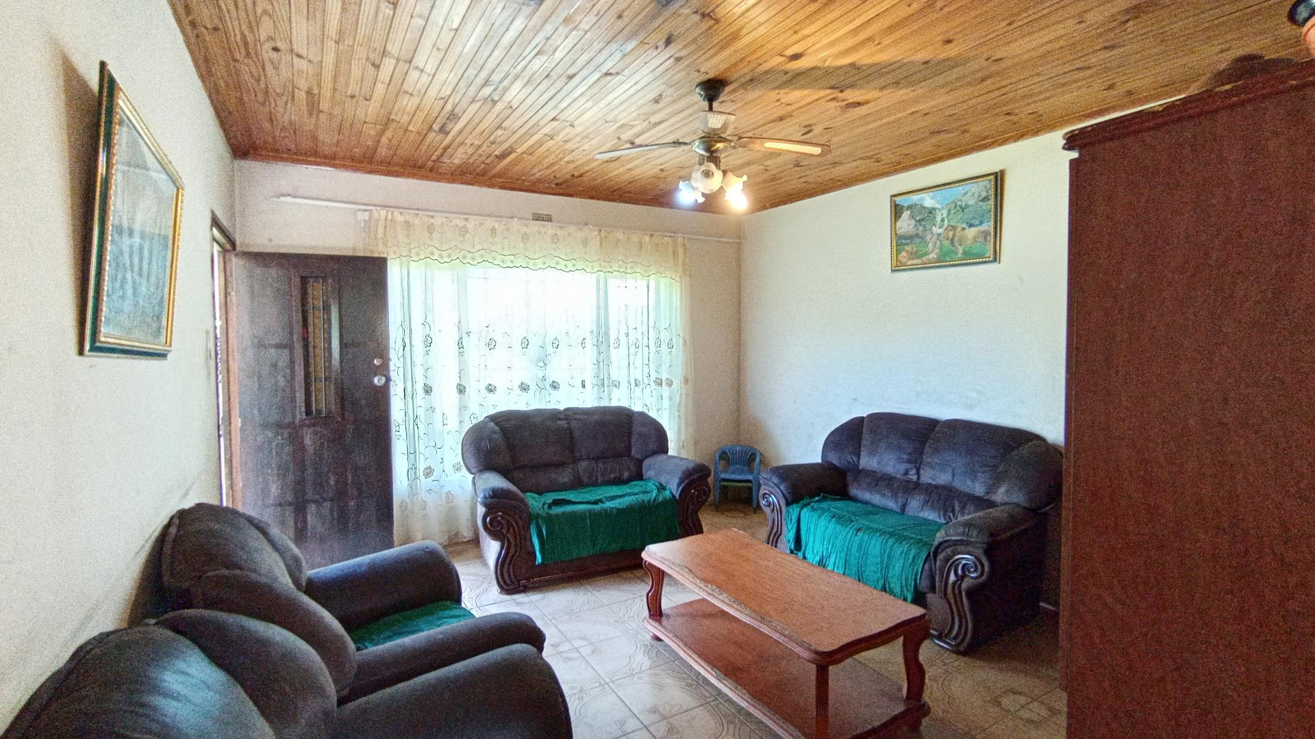 Lounges - 21 square meters of property in Eshowe