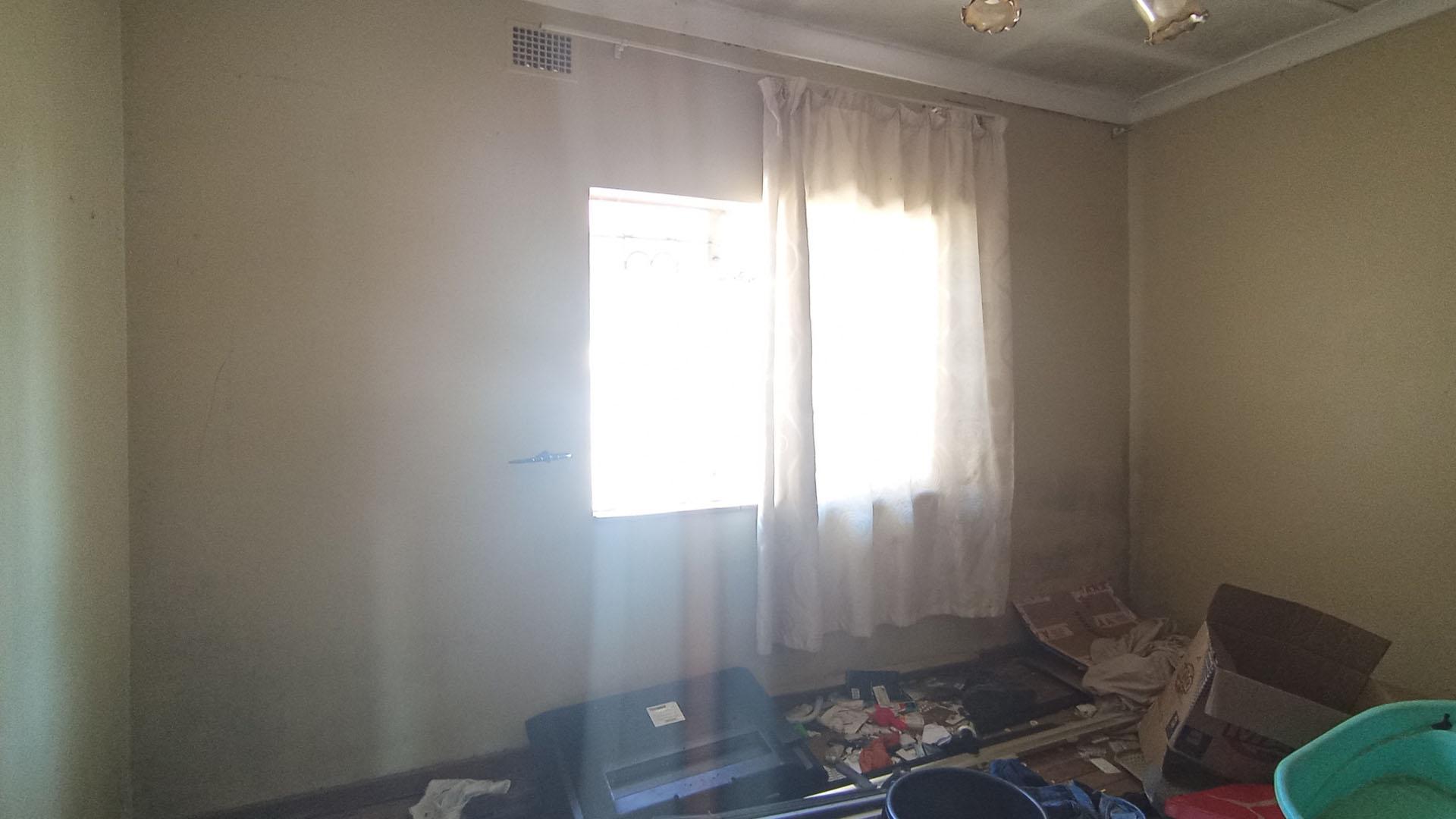 Bed Room 1 - 16 square meters of property in Pretoria West
