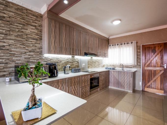 2 Bedroom Apartment for Sale For Sale in Amanzimtoti  - MR676169
