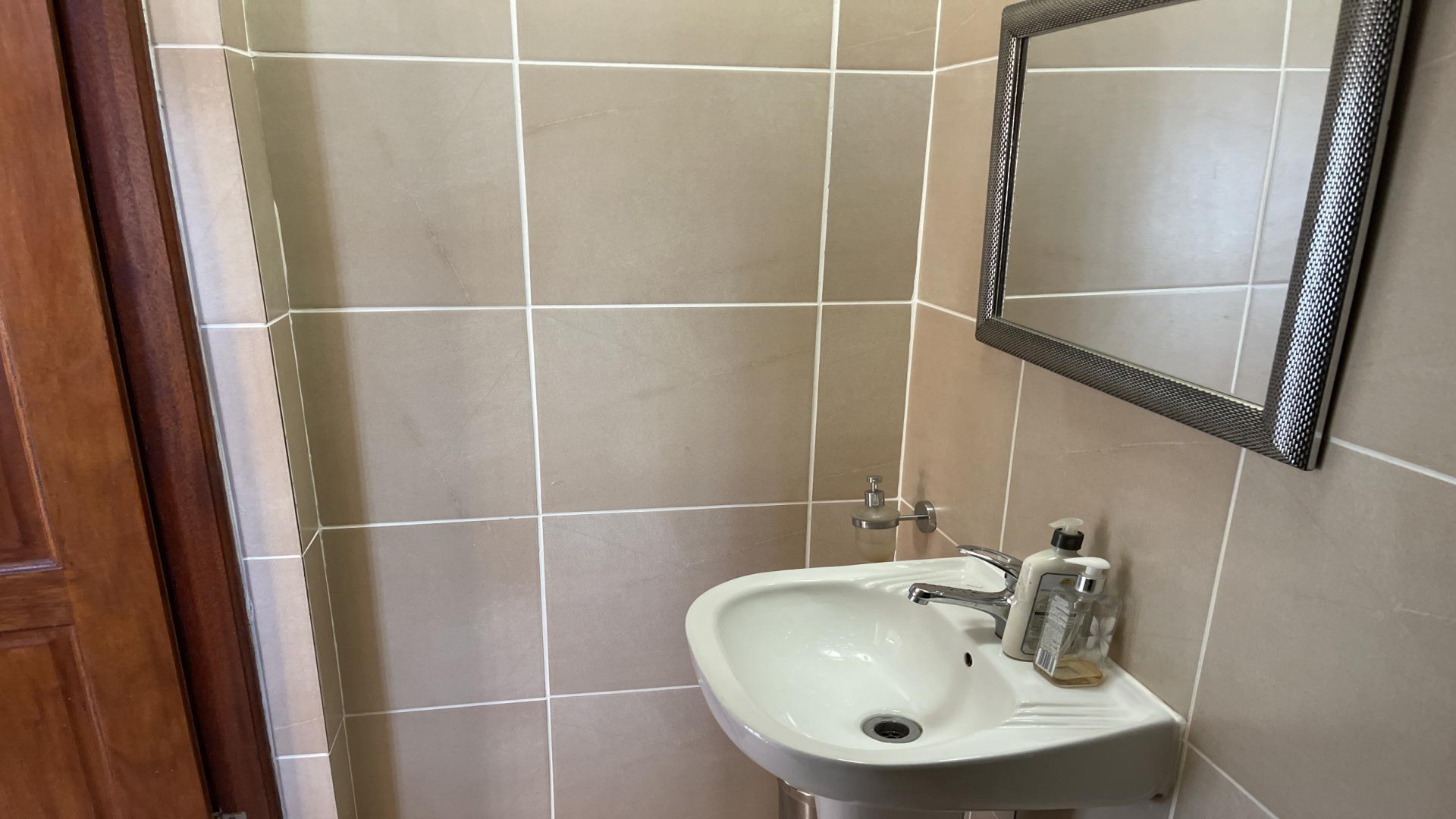 Bathroom 1 - 6 square meters of property in Summerset