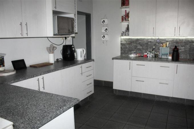 2 Bedroom House for Sale For Sale in Krugersdorp - MR676239