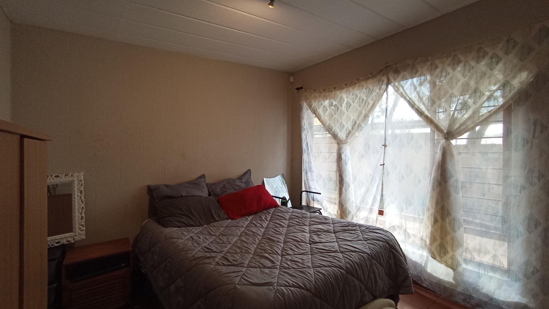 Bed Room 1 - 17 square meters of property in Ferndale - JHB