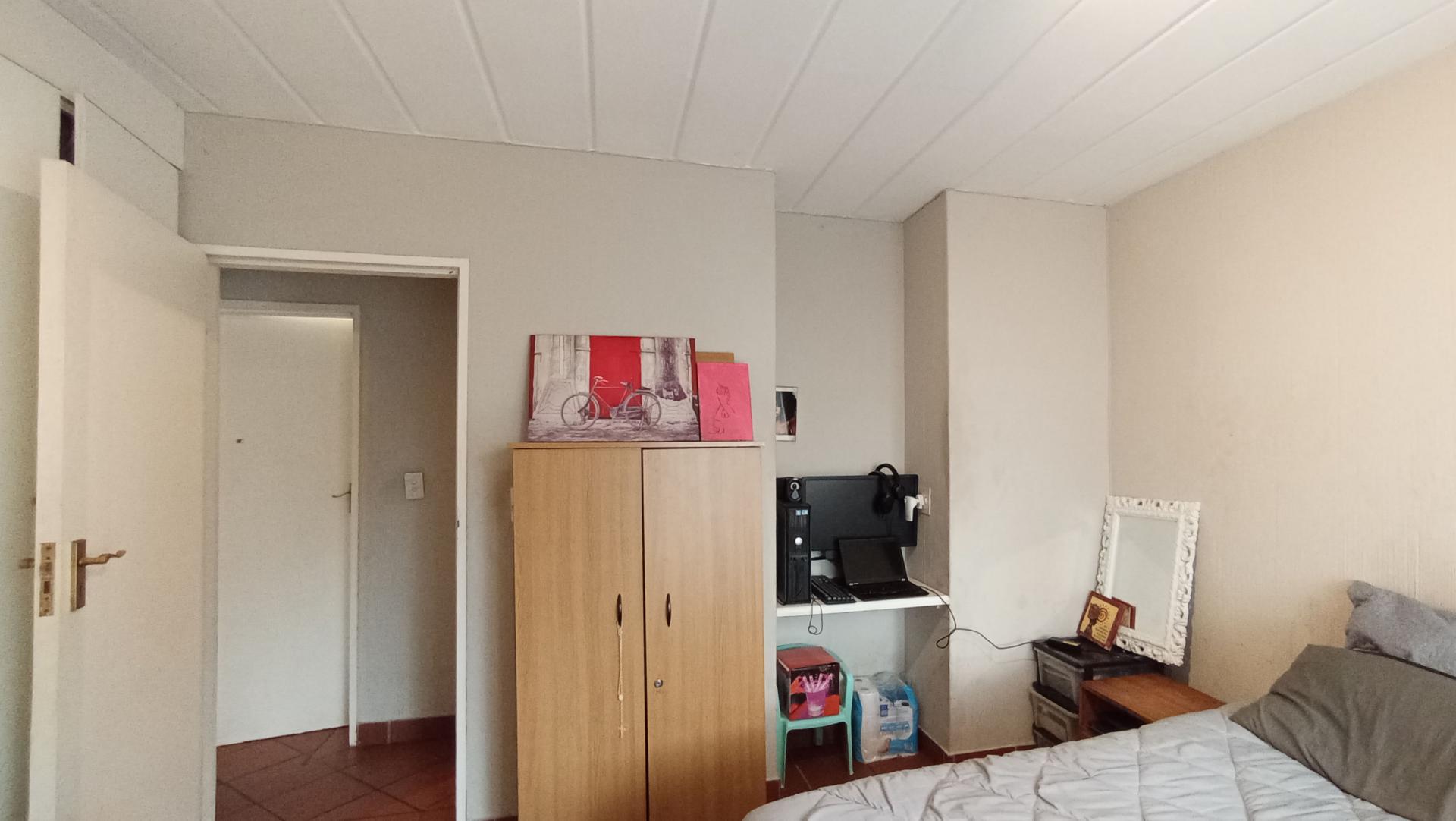 Bed Room 1 - 17 square meters of property in Ferndale - JHB