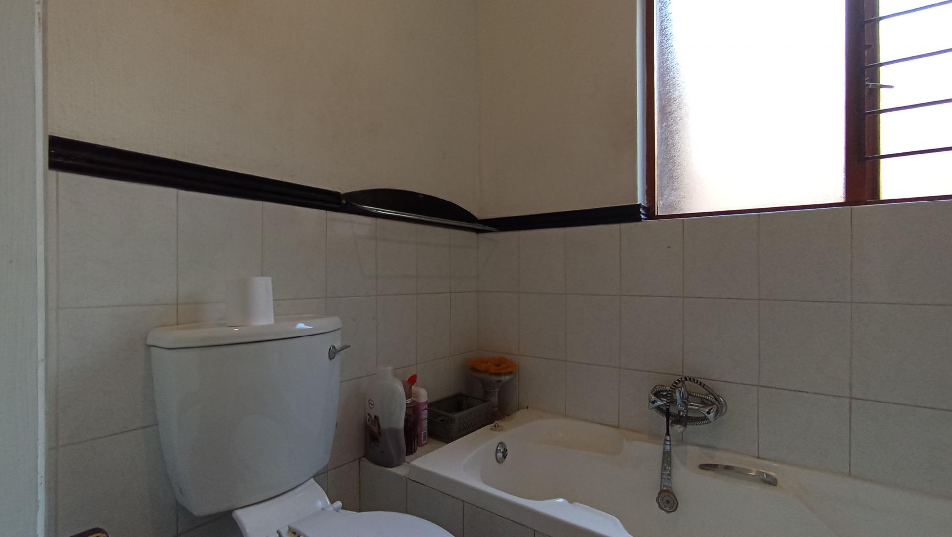 Bathroom 1 - 5 square meters of property in Ferndale - JHB