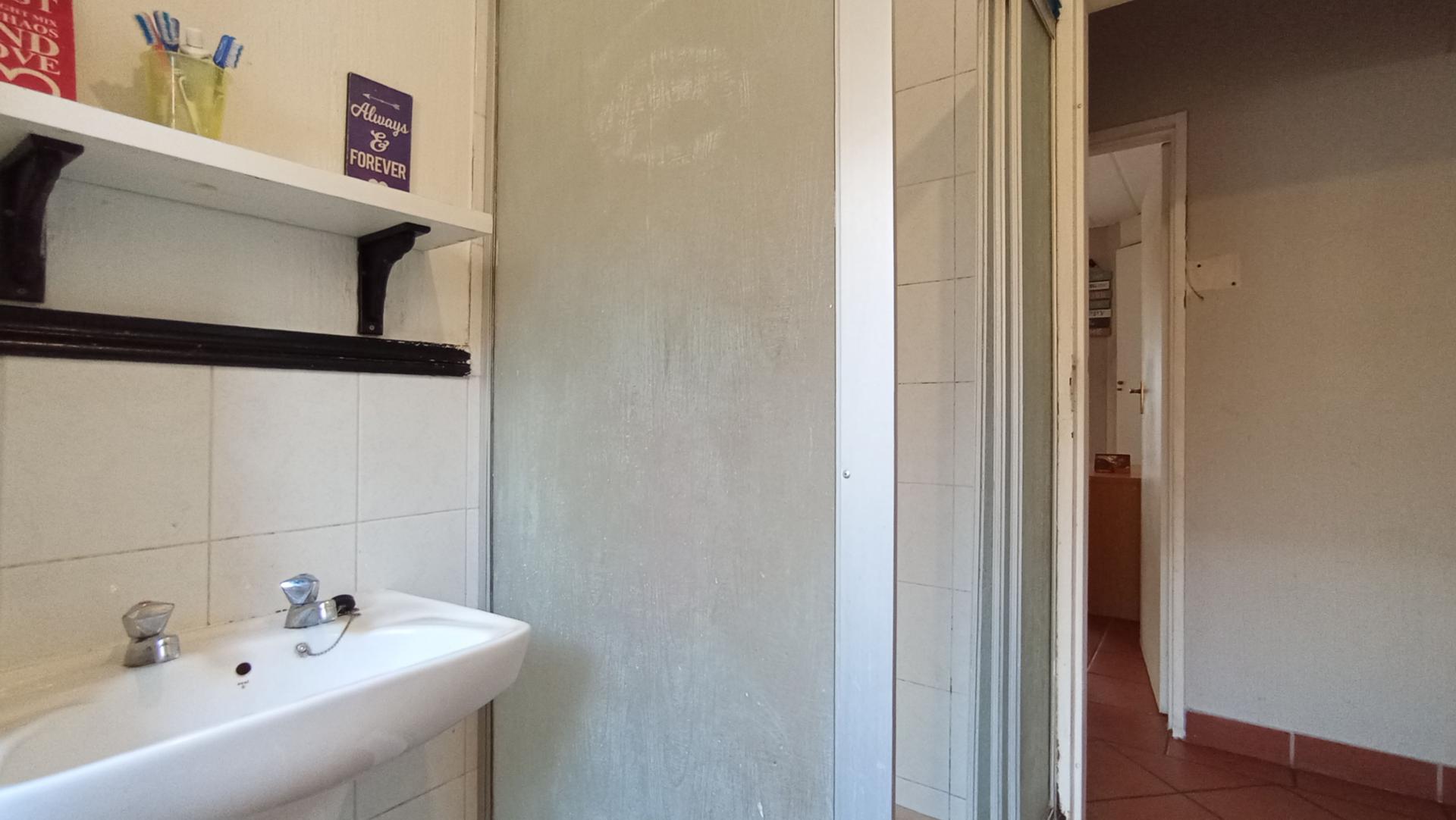 Bathroom 1 - 5 square meters of property in Ferndale - JHB