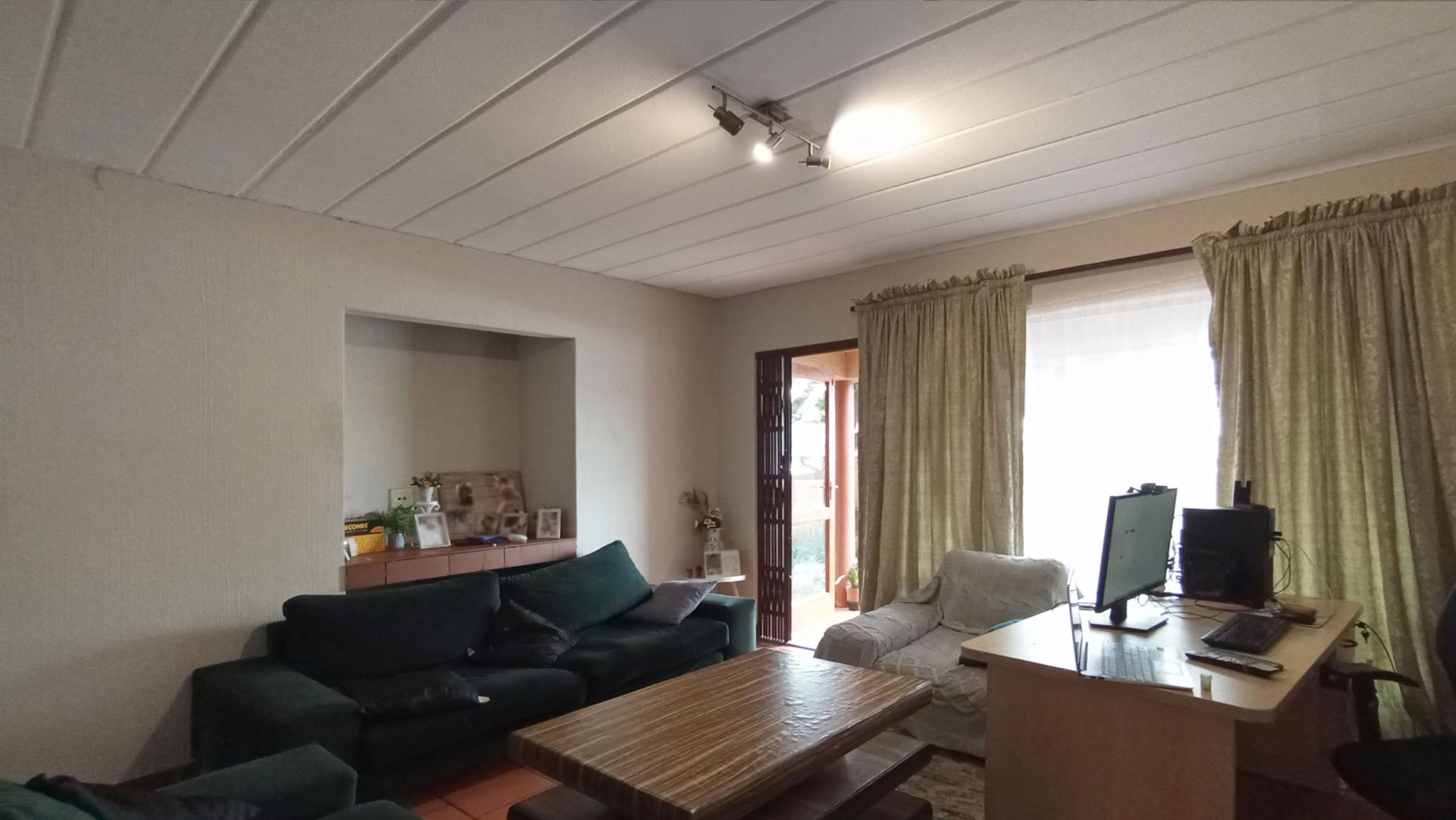 Lounges - 19 square meters of property in Ferndale - JHB