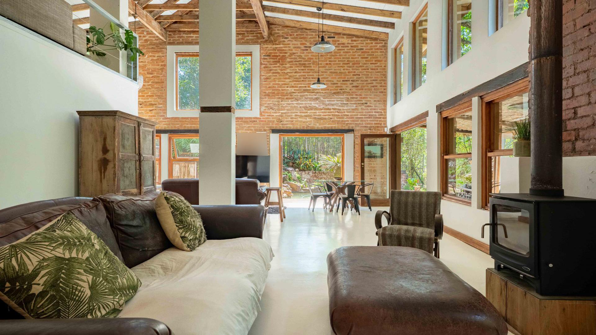 Lounges of property in Everton HC
