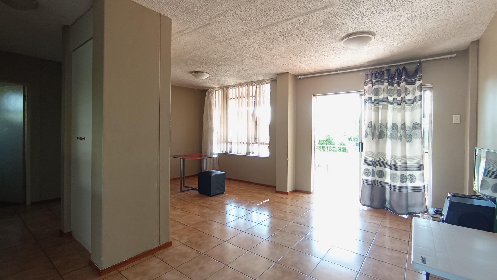 Lounges - 19 square meters of property in Queenswood