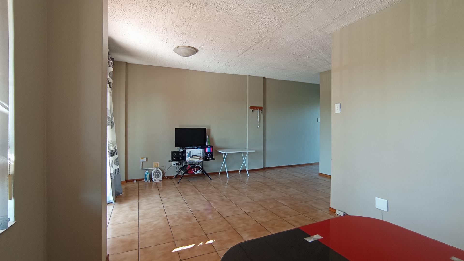 Lounges - 19 square meters of property in Queenswood