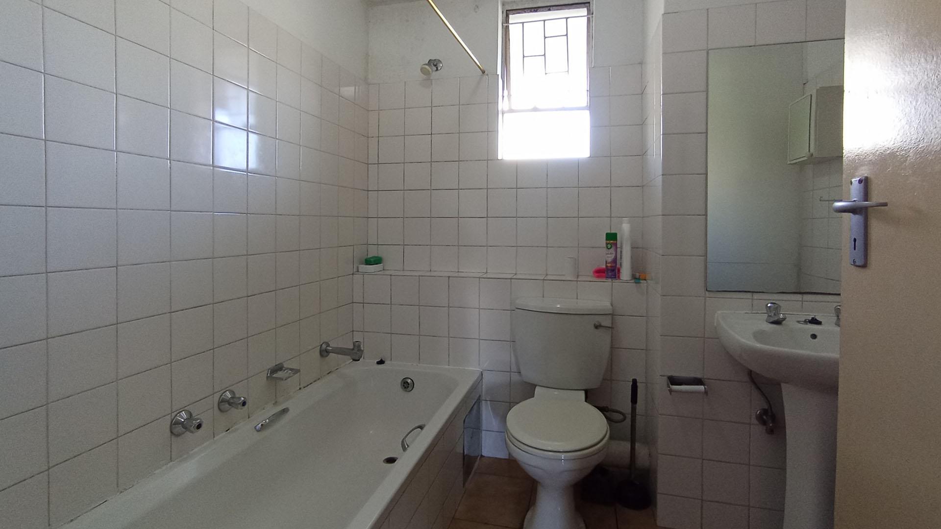 Bathroom 1 - 5 square meters of property in Queenswood