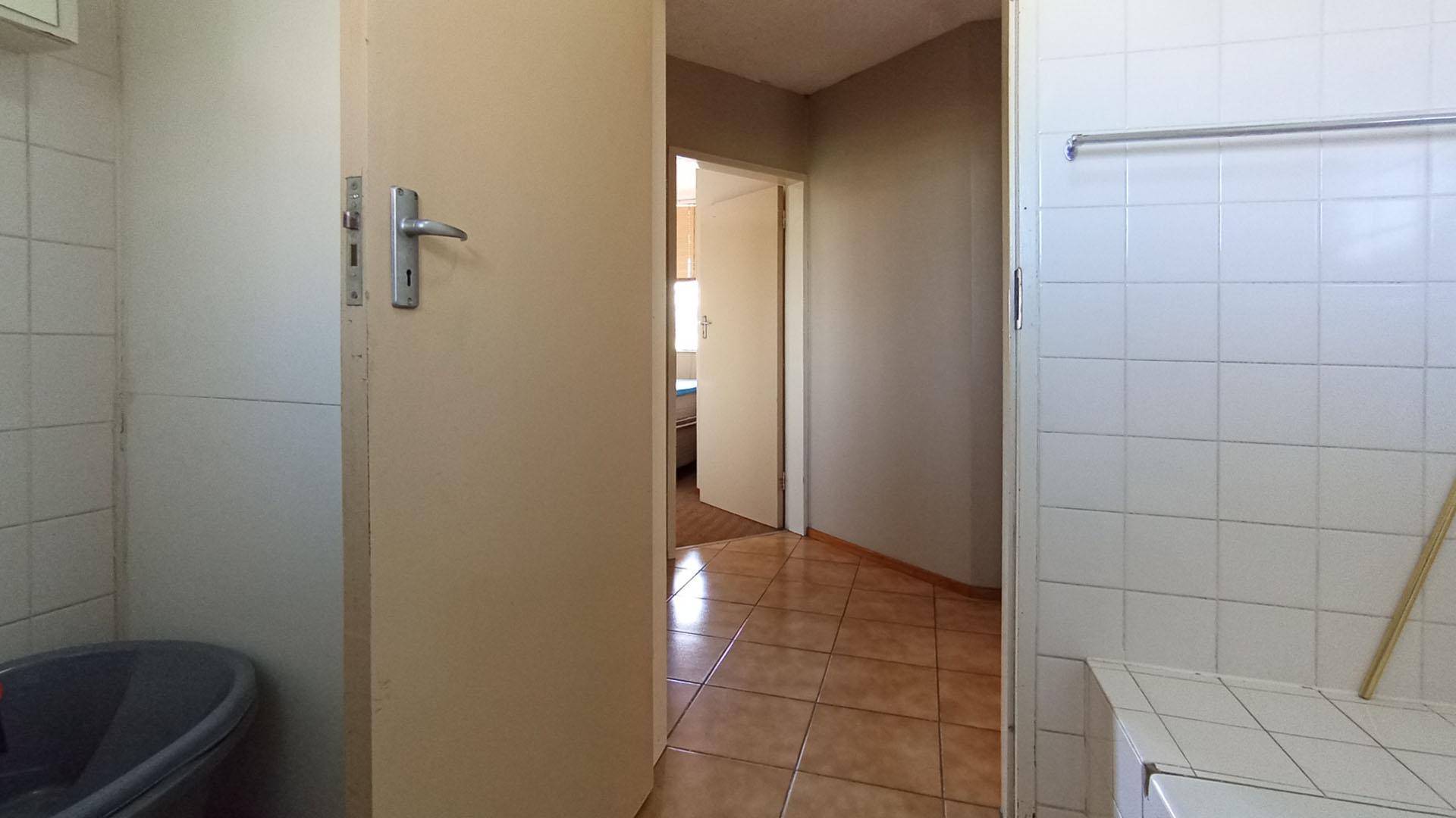 Bathroom 1 - 5 square meters of property in Queenswood