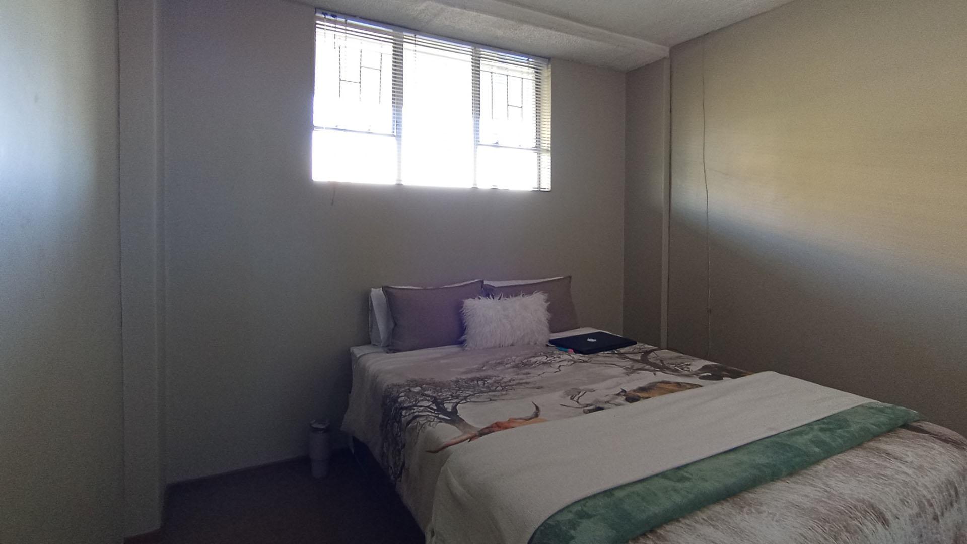 Bed Room 1 - 11 square meters of property in Queenswood