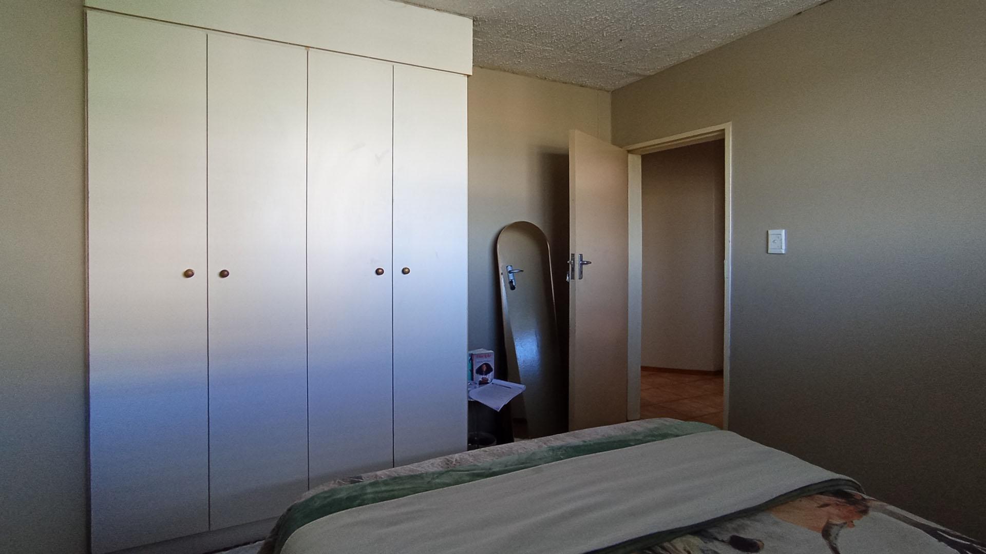 Bed Room 1 - 11 square meters of property in Queenswood