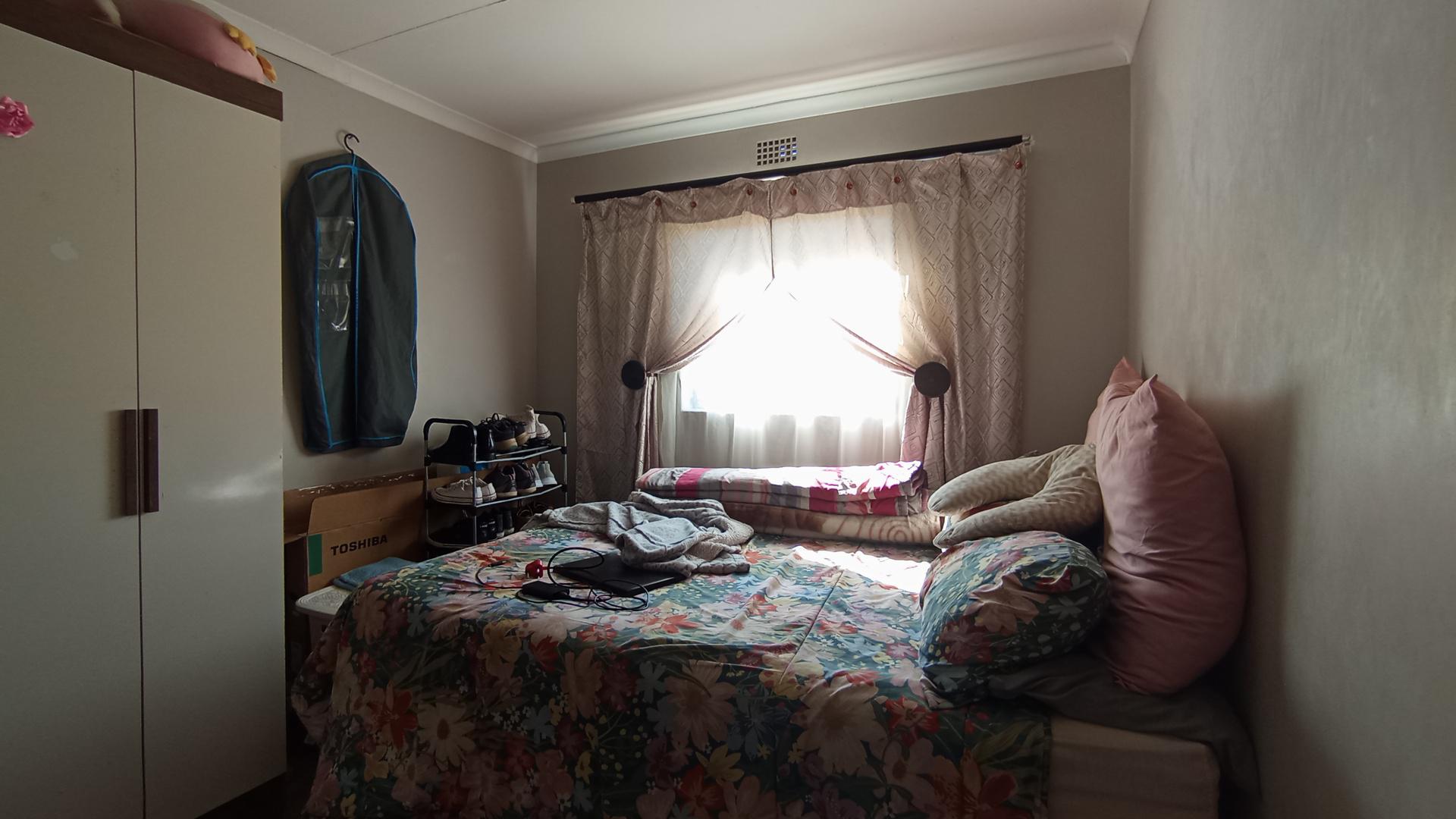 Bed Room 1 - 10 square meters of property in Clayville