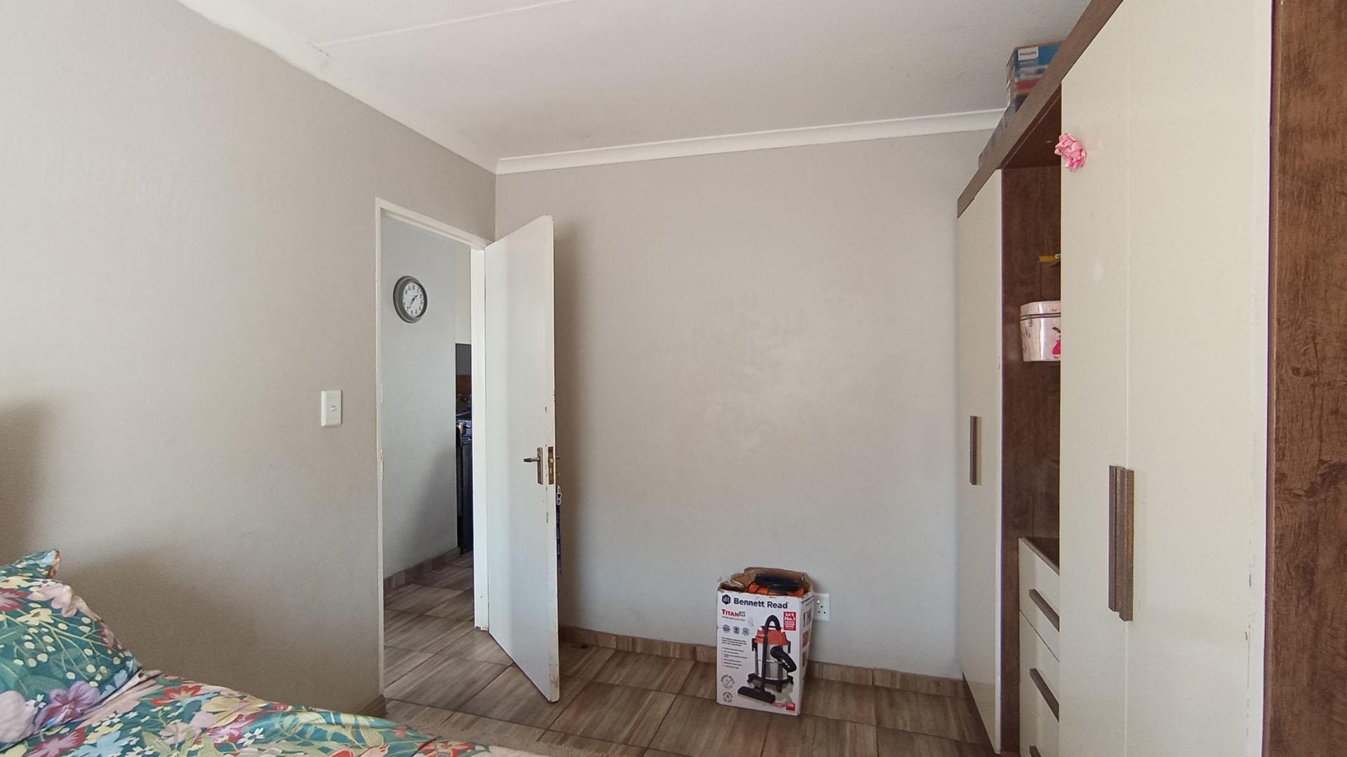 Bed Room 1 - 10 square meters of property in Clayville