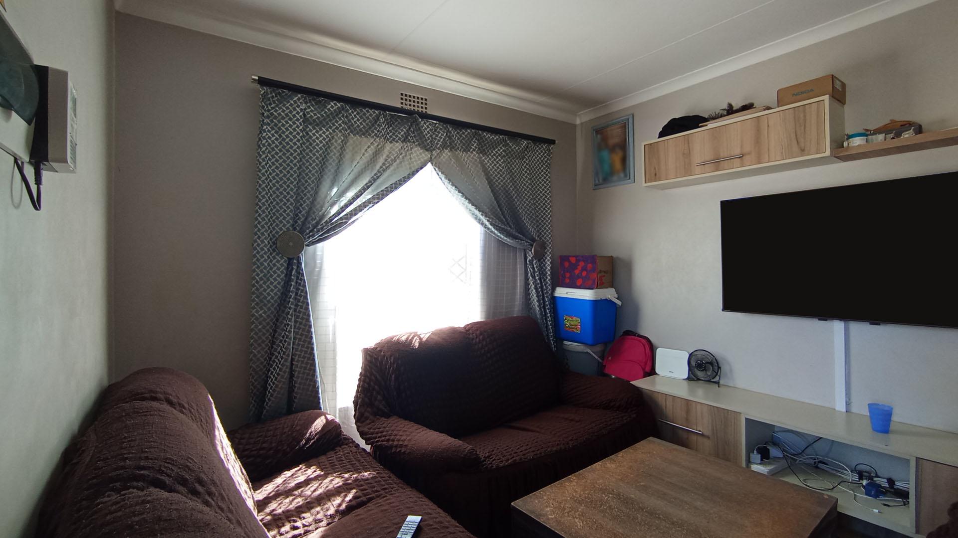 Lounges - 10 square meters of property in Clayville