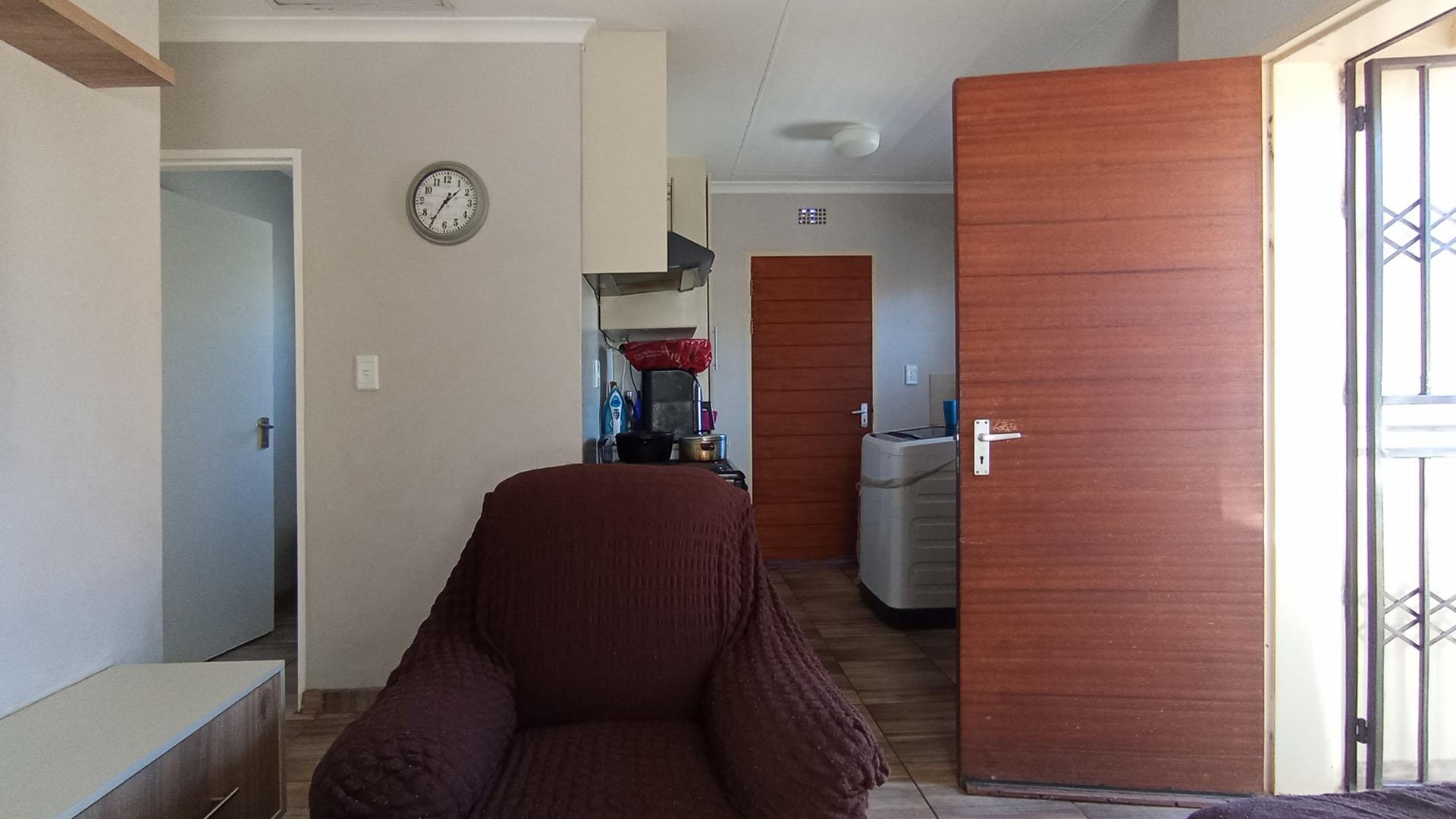 Lounges - 10 square meters of property in Clayville