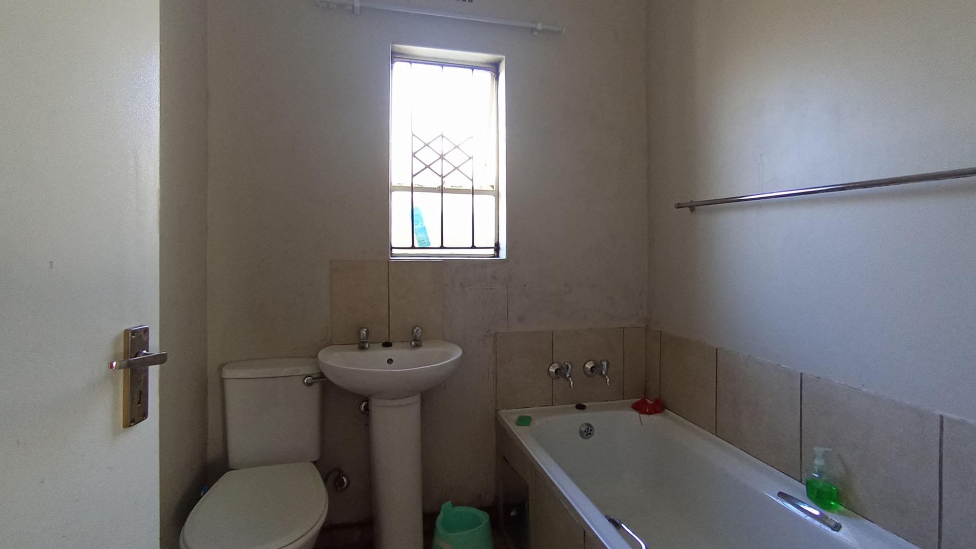 Bathroom 1 - 5 square meters of property in Clayville