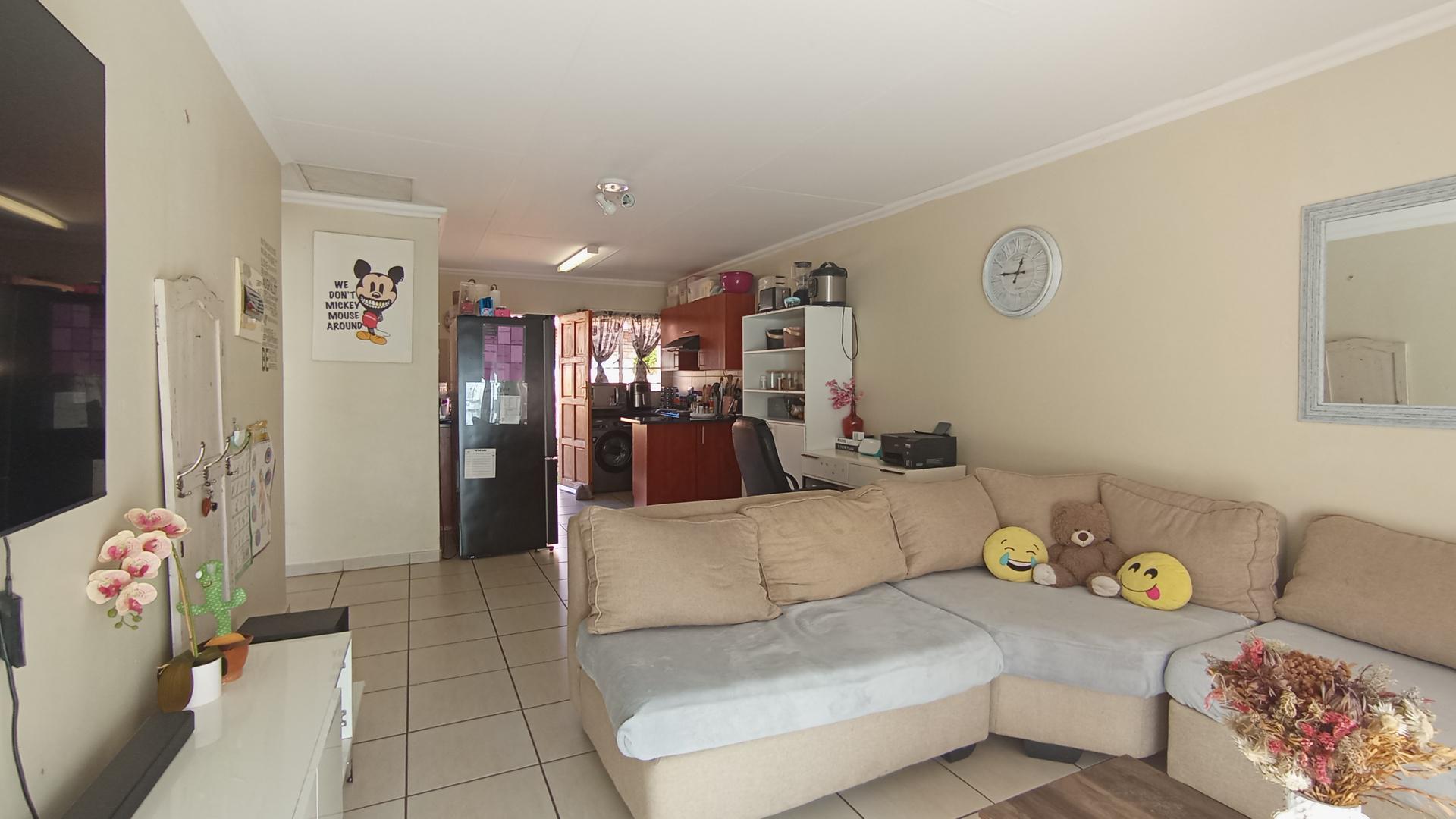 Lounges - 24 square meters of property in Equestria