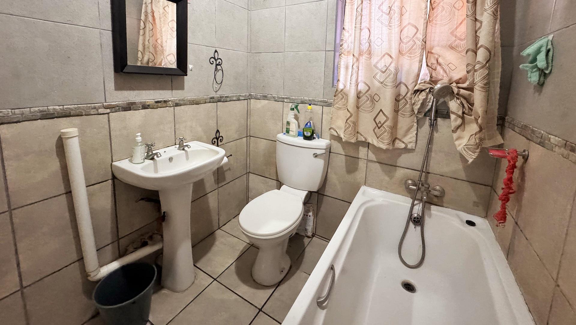 Bathroom 1 of property in Potchefstroom