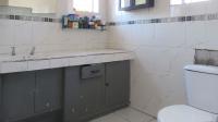 Main Bathroom - 7 square meters of property in Florida Lake