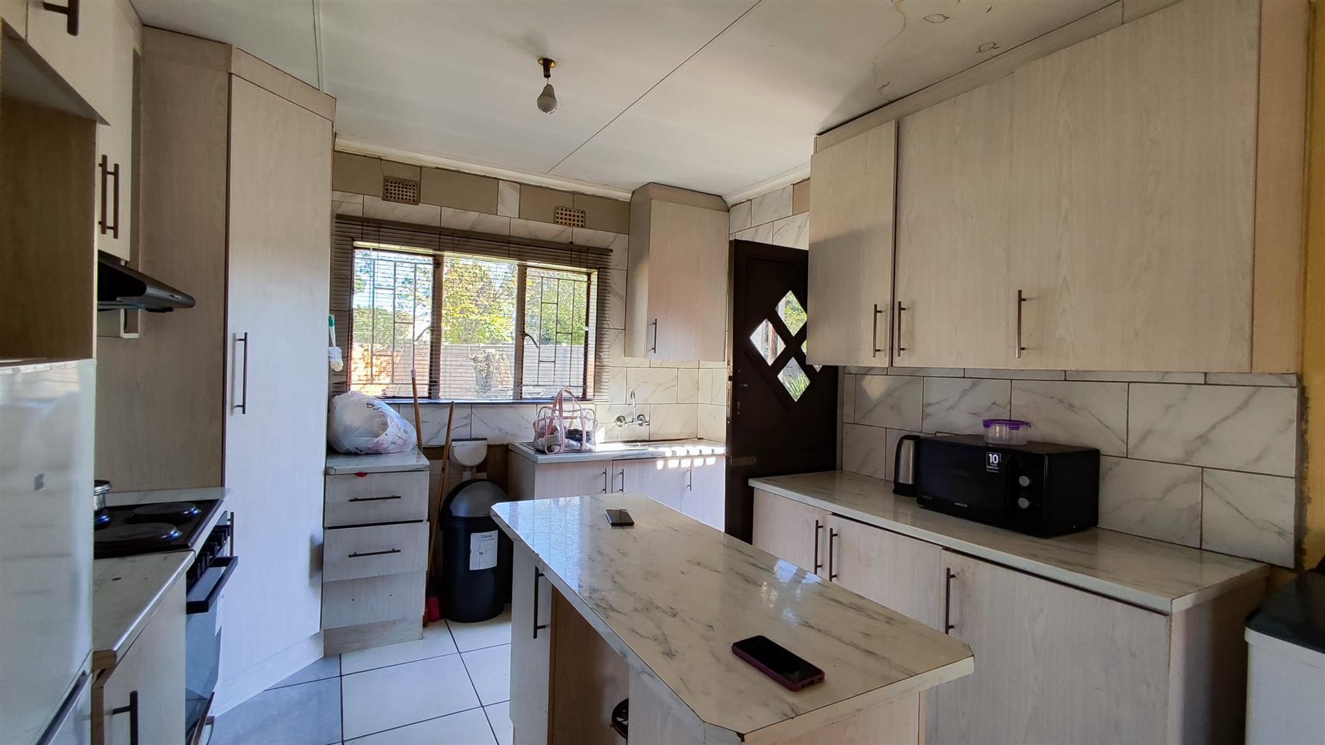 Kitchen - 13 square meters of property in Klippoortjie AH